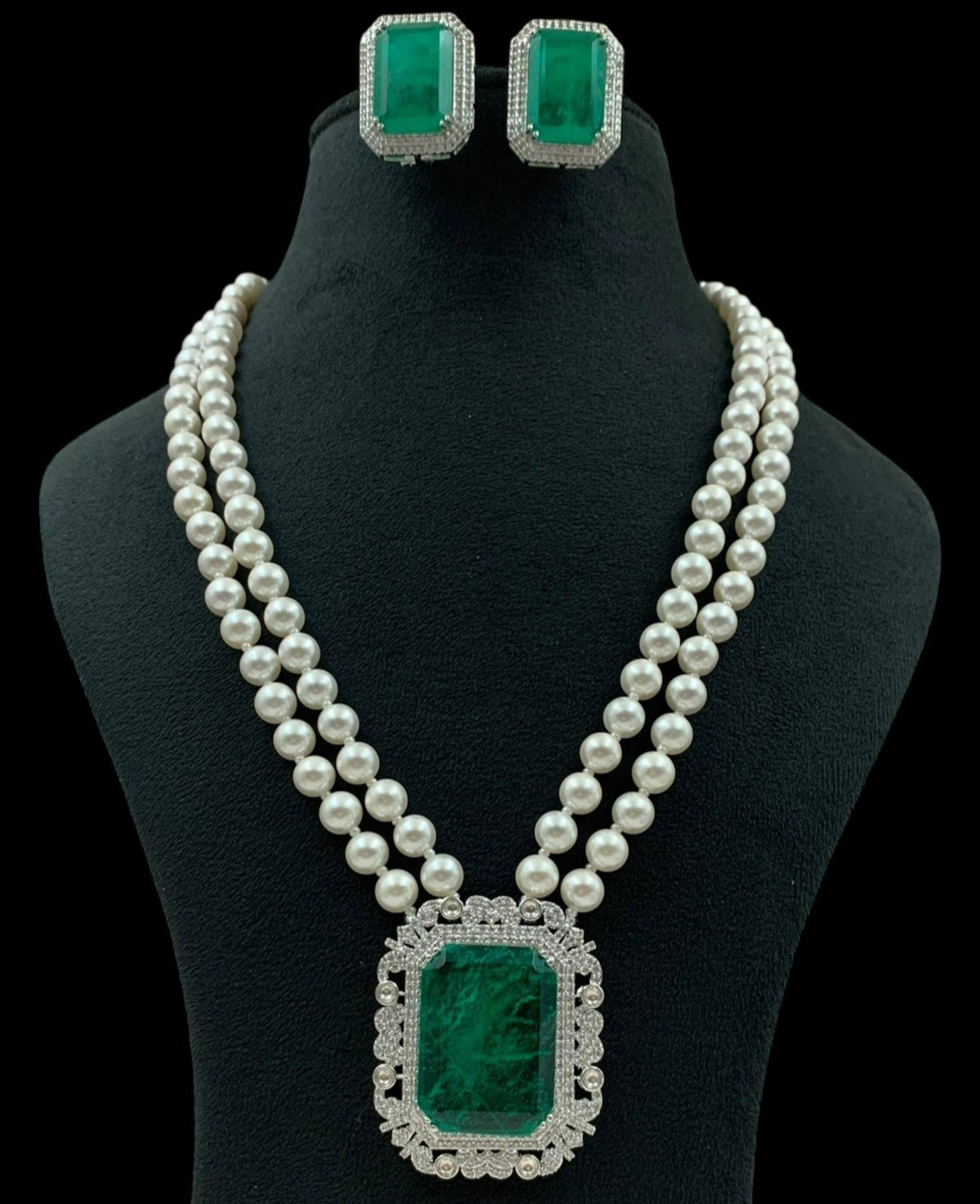 Tanya pearl neckpiece