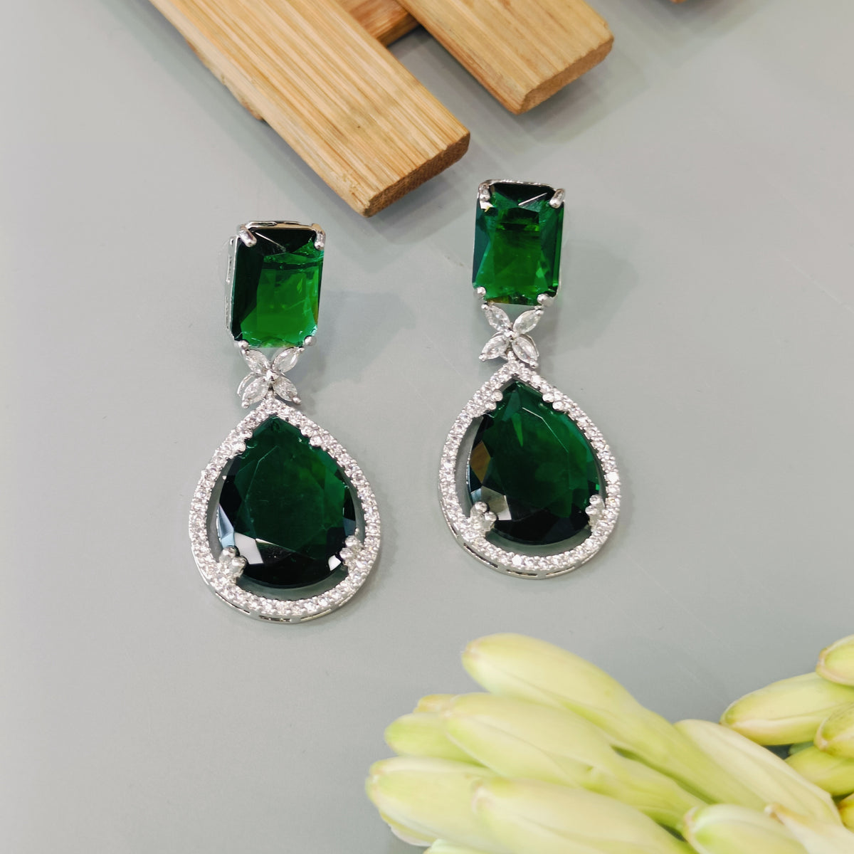 Moira Emerald Ad Neckpiece