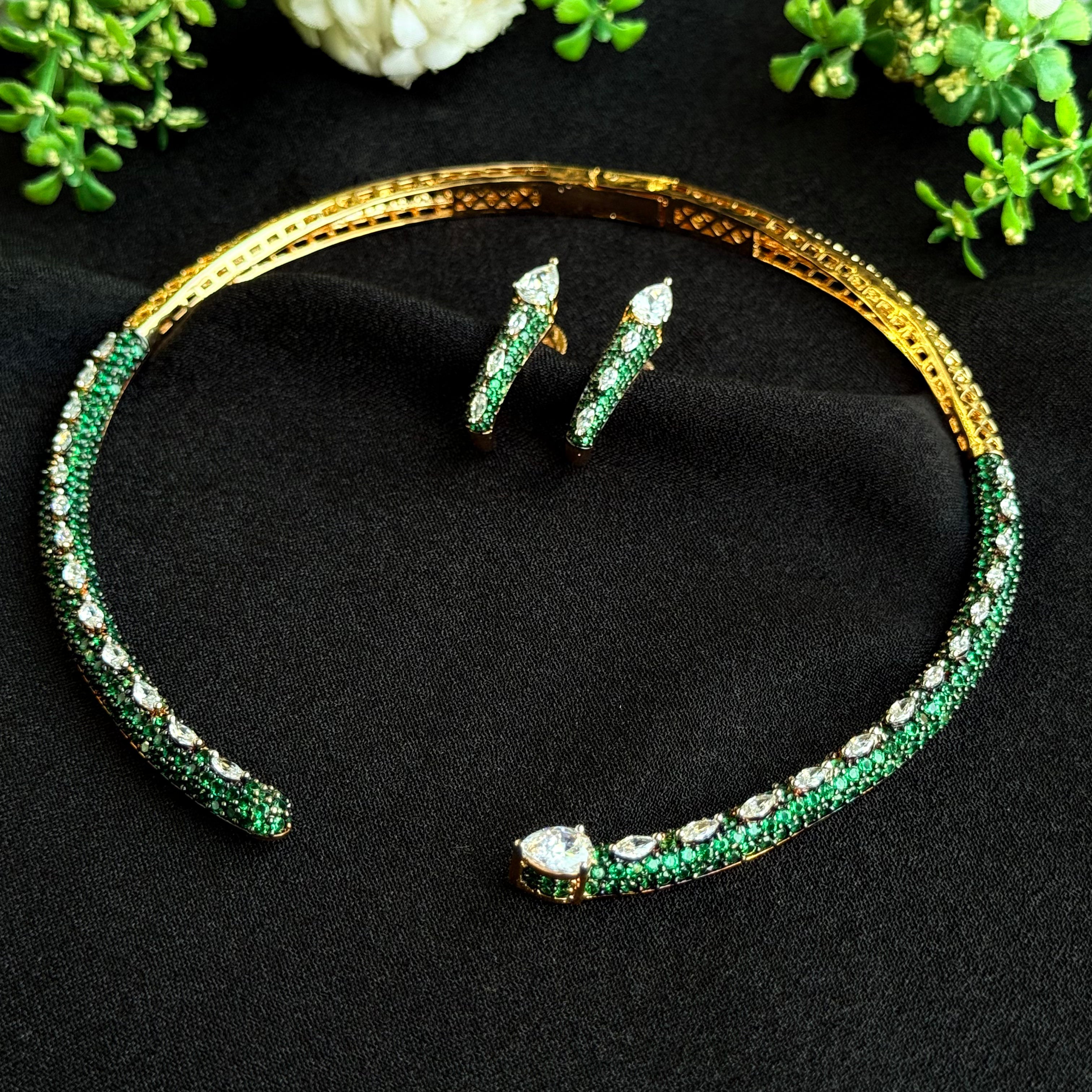 Ad Skylar Hasli Choker