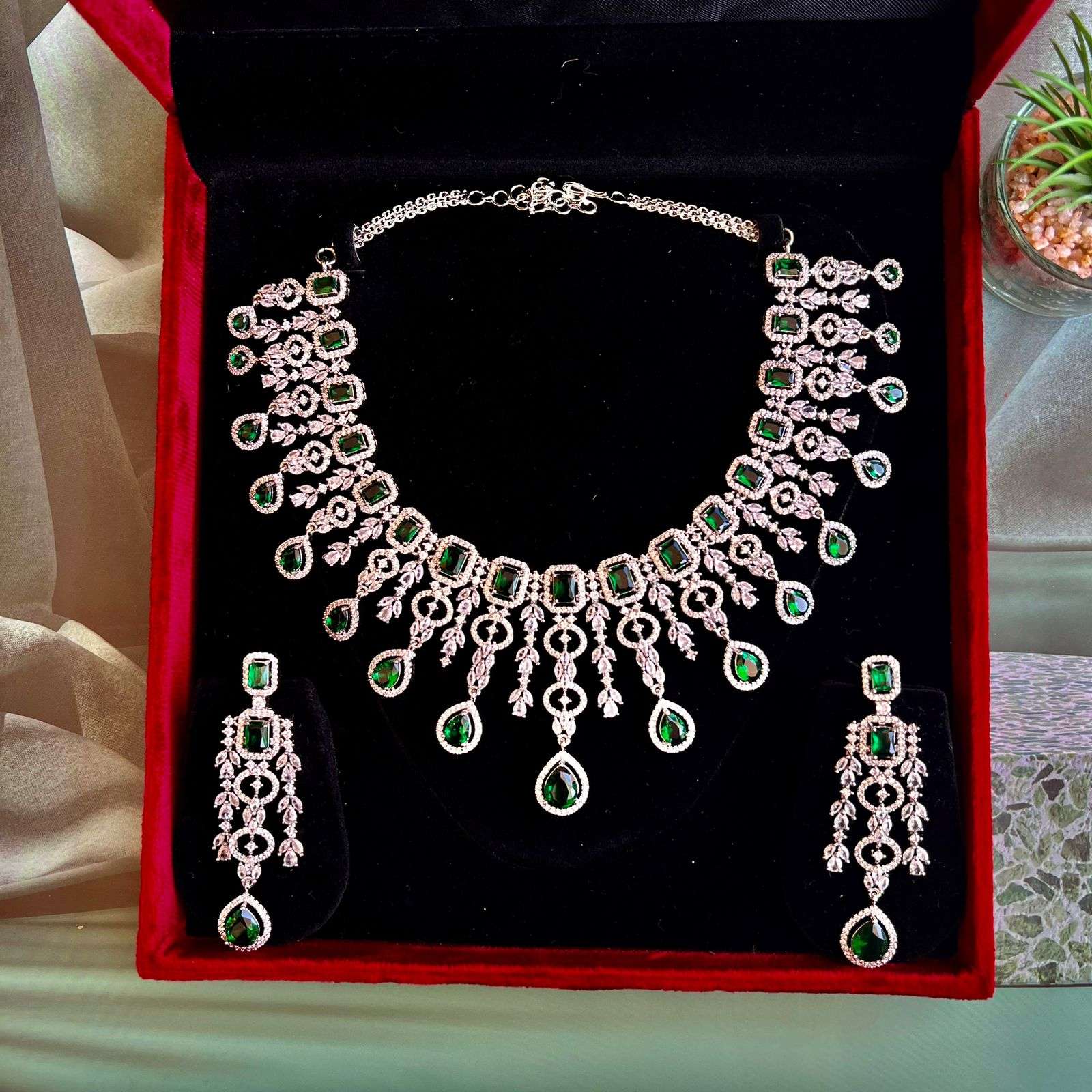 Emma ad neckpiece