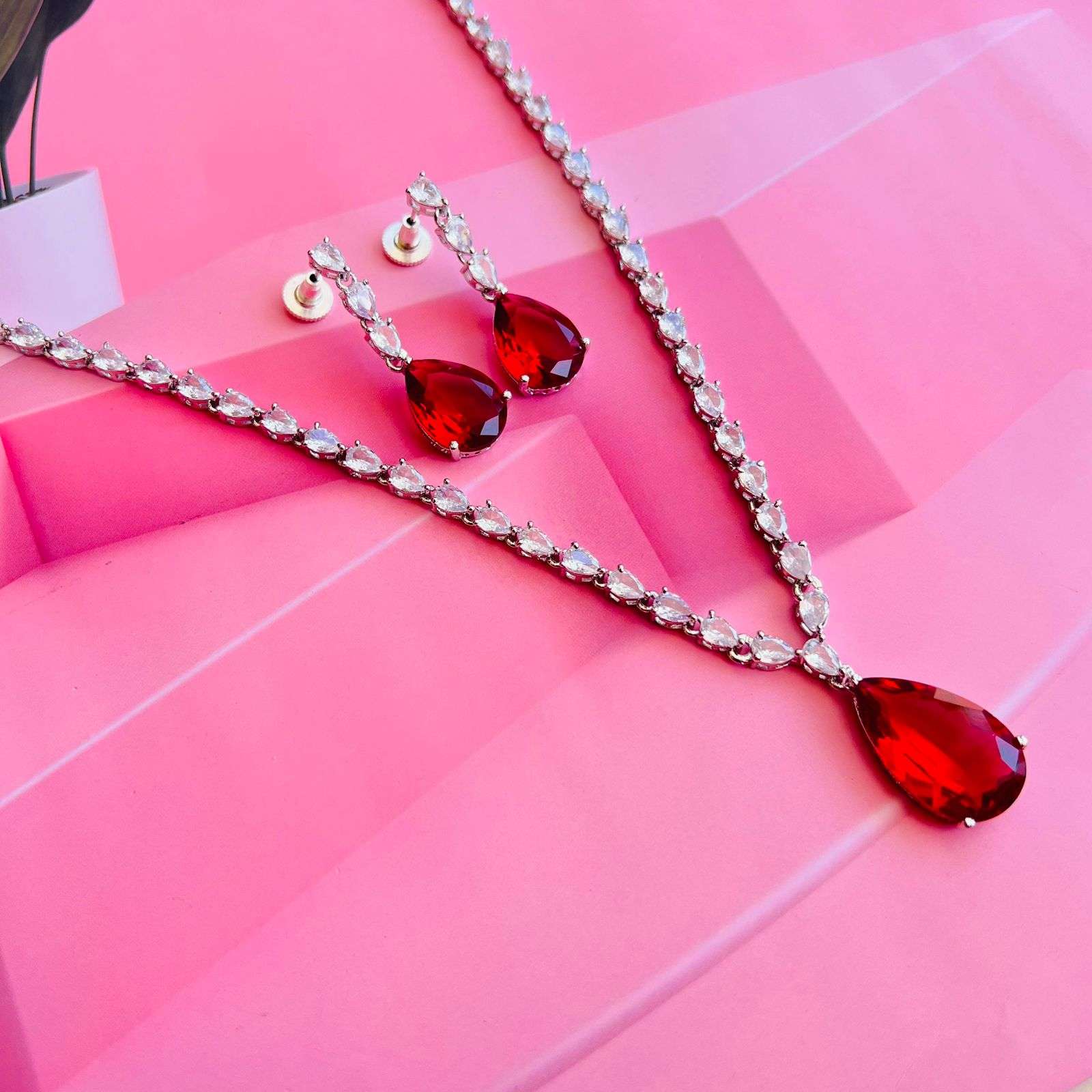 janey ad neckpiece