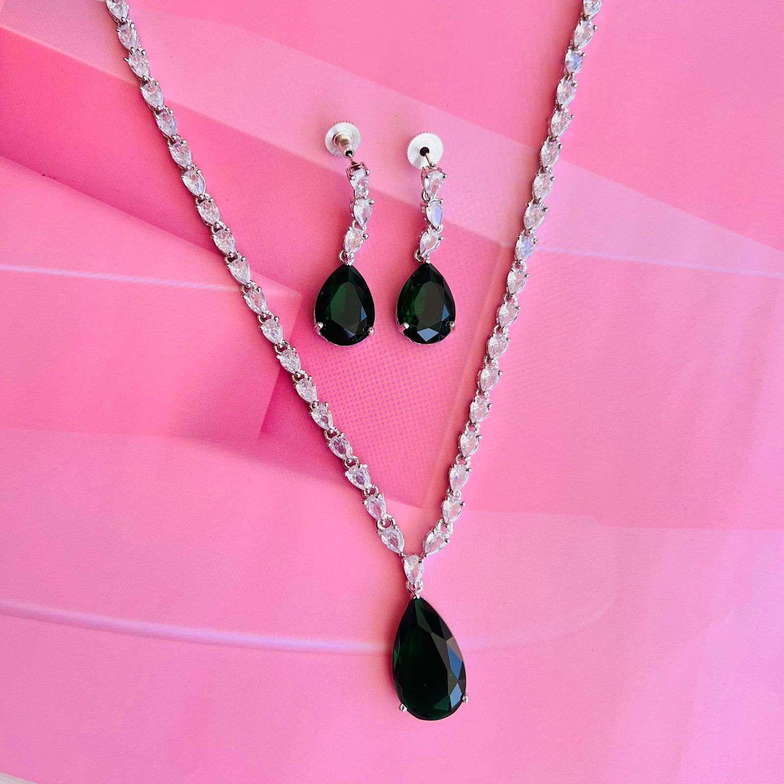 janey ad neckpiece