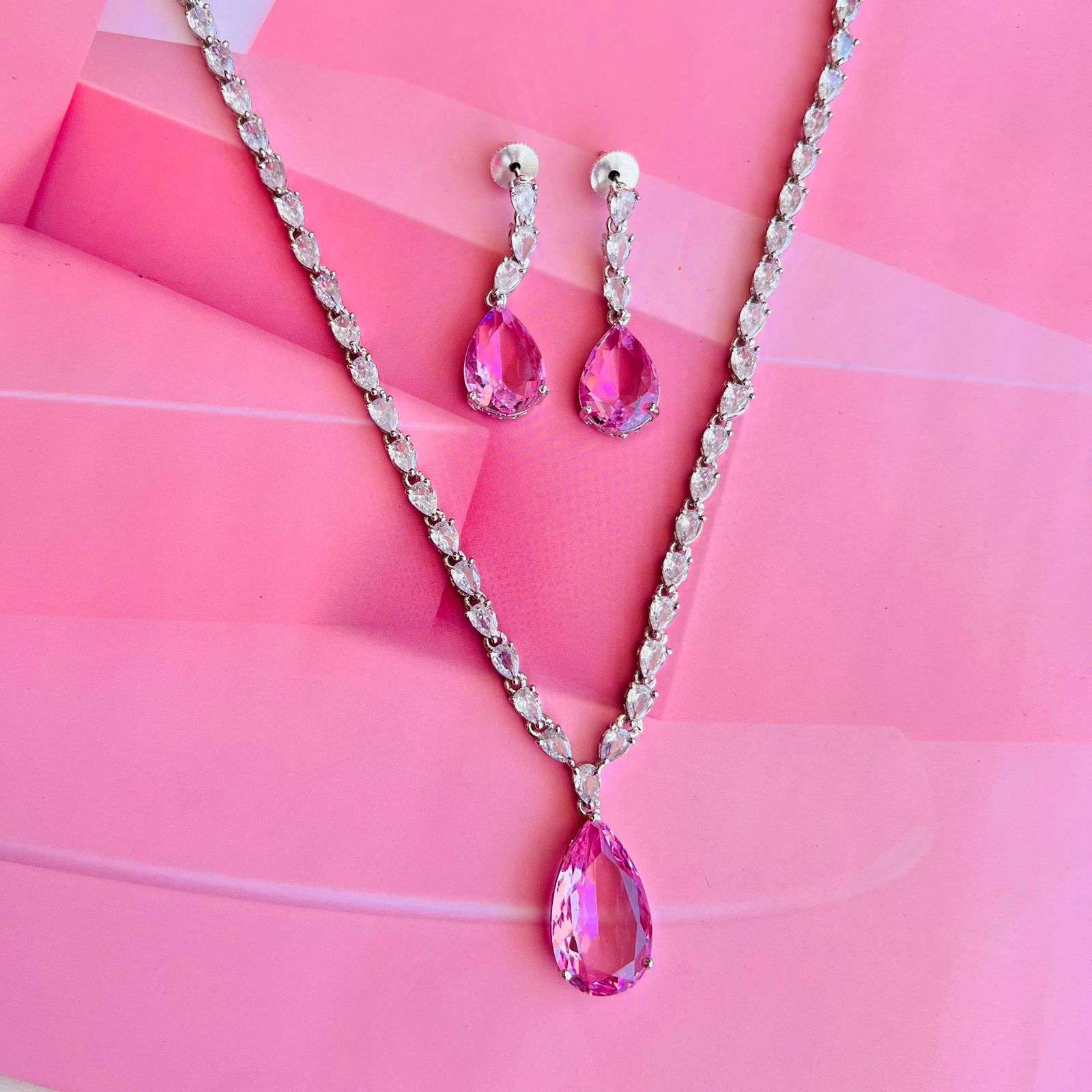 janey ad neckpiece