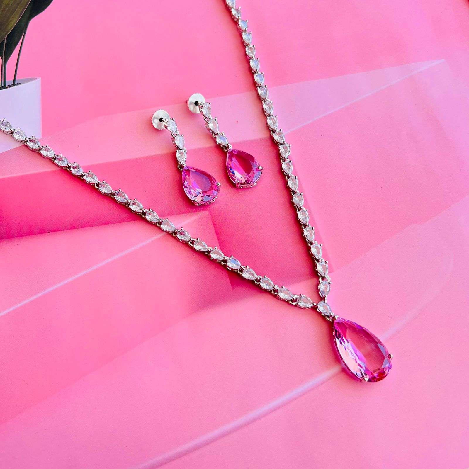 janey ad neckpiece