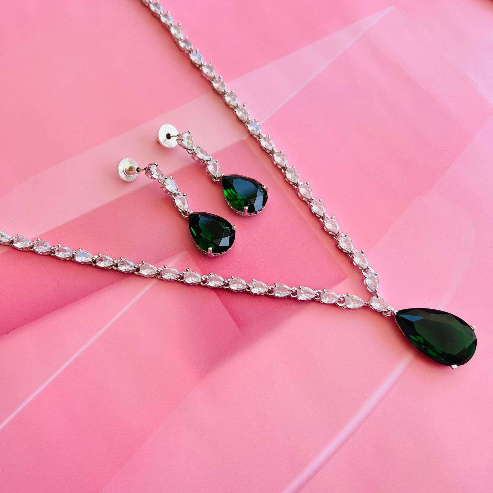janey ad neckpiece