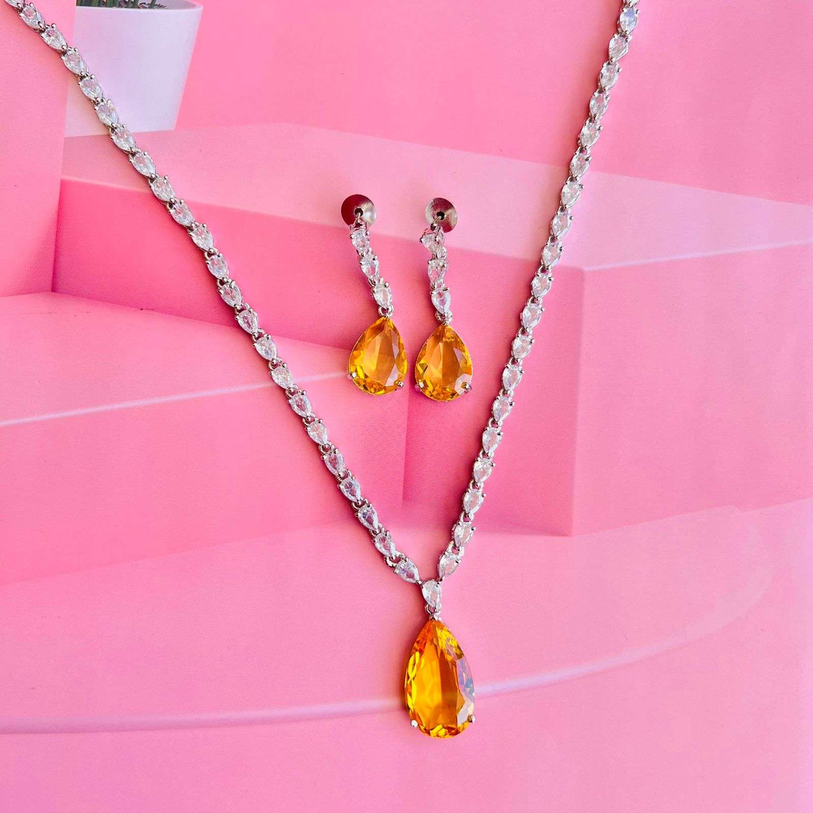 janey ad neckpiece