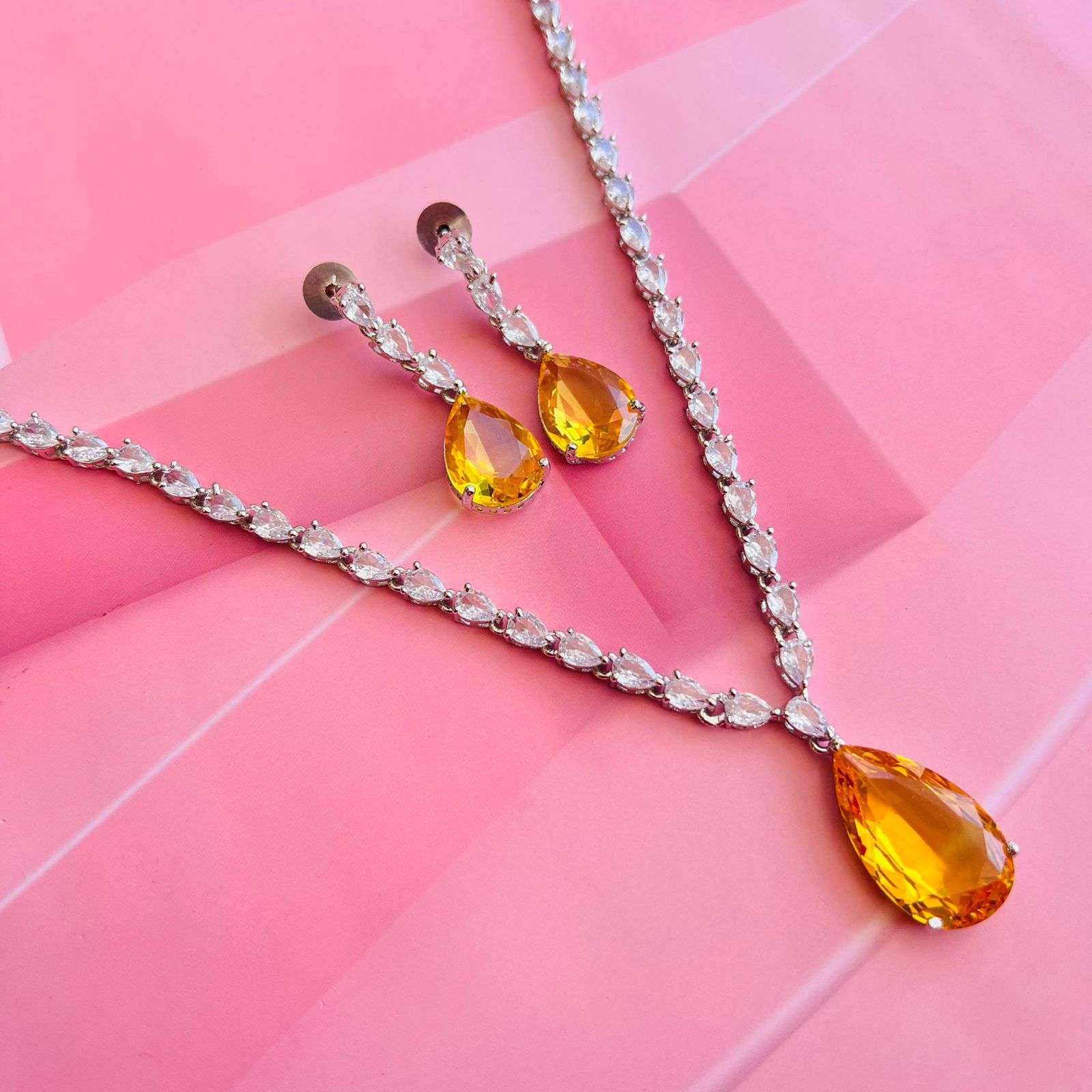 janey ad neckpiece