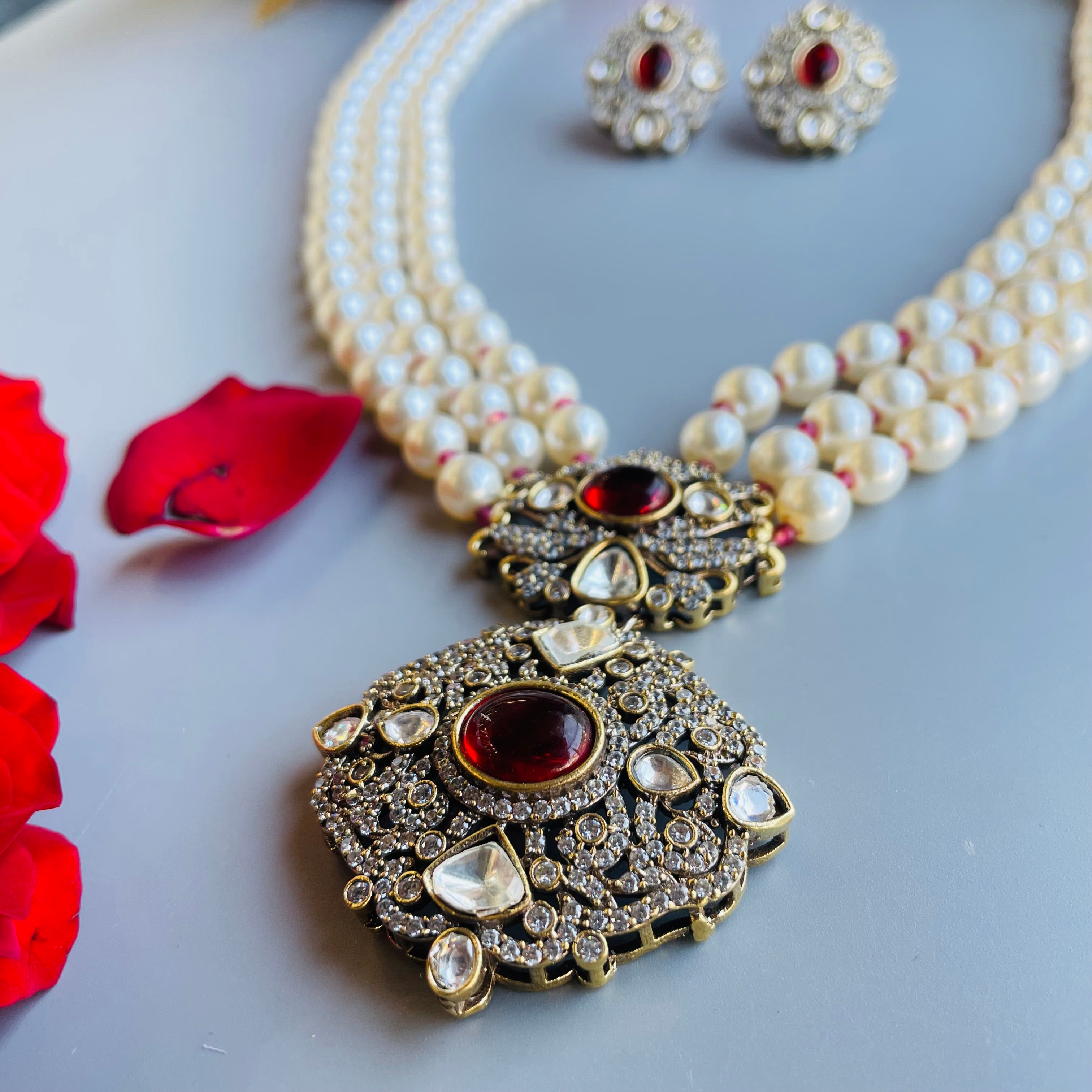 Nayaab Shahi Pearl Neckpiece