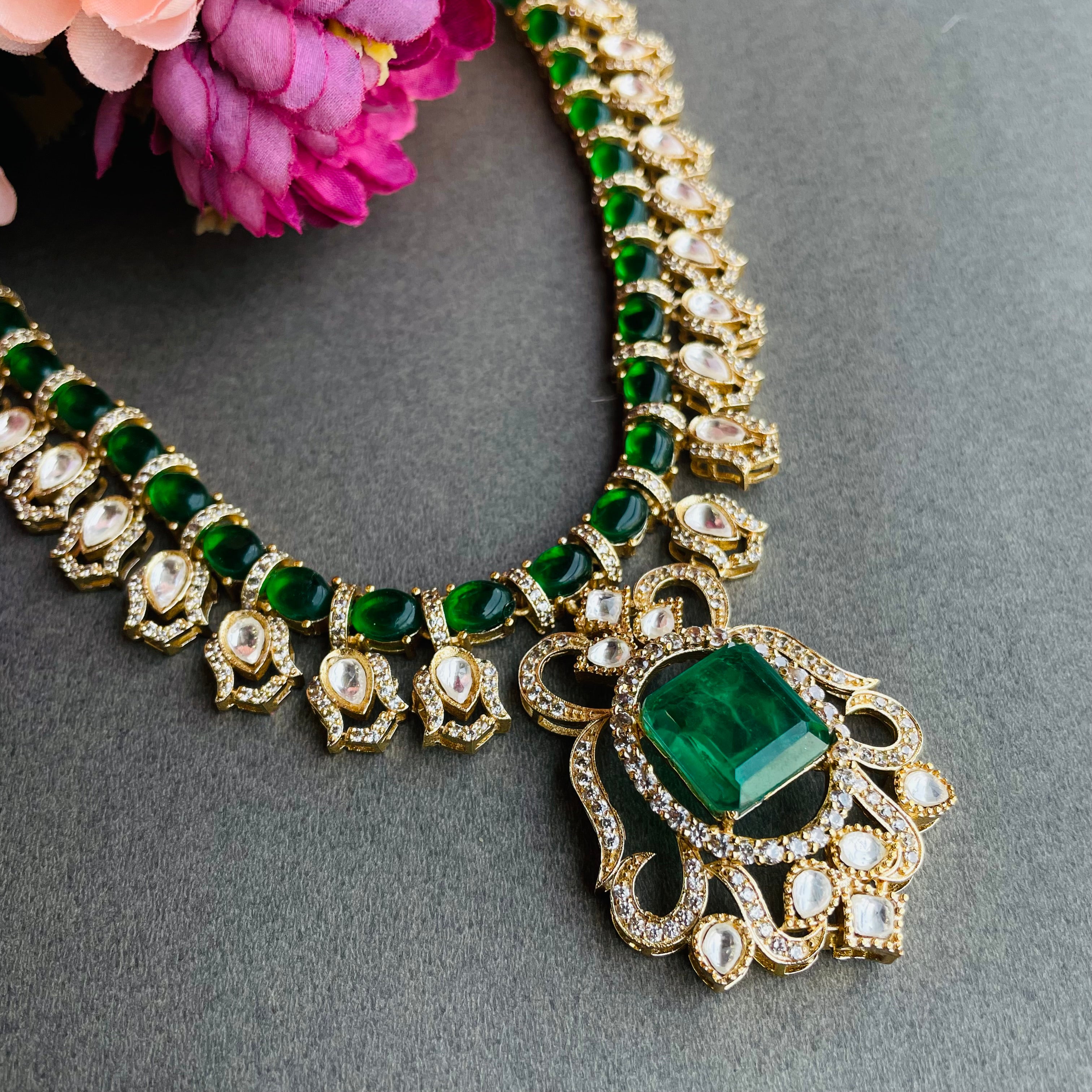 Nayaab zulekha neckpiece