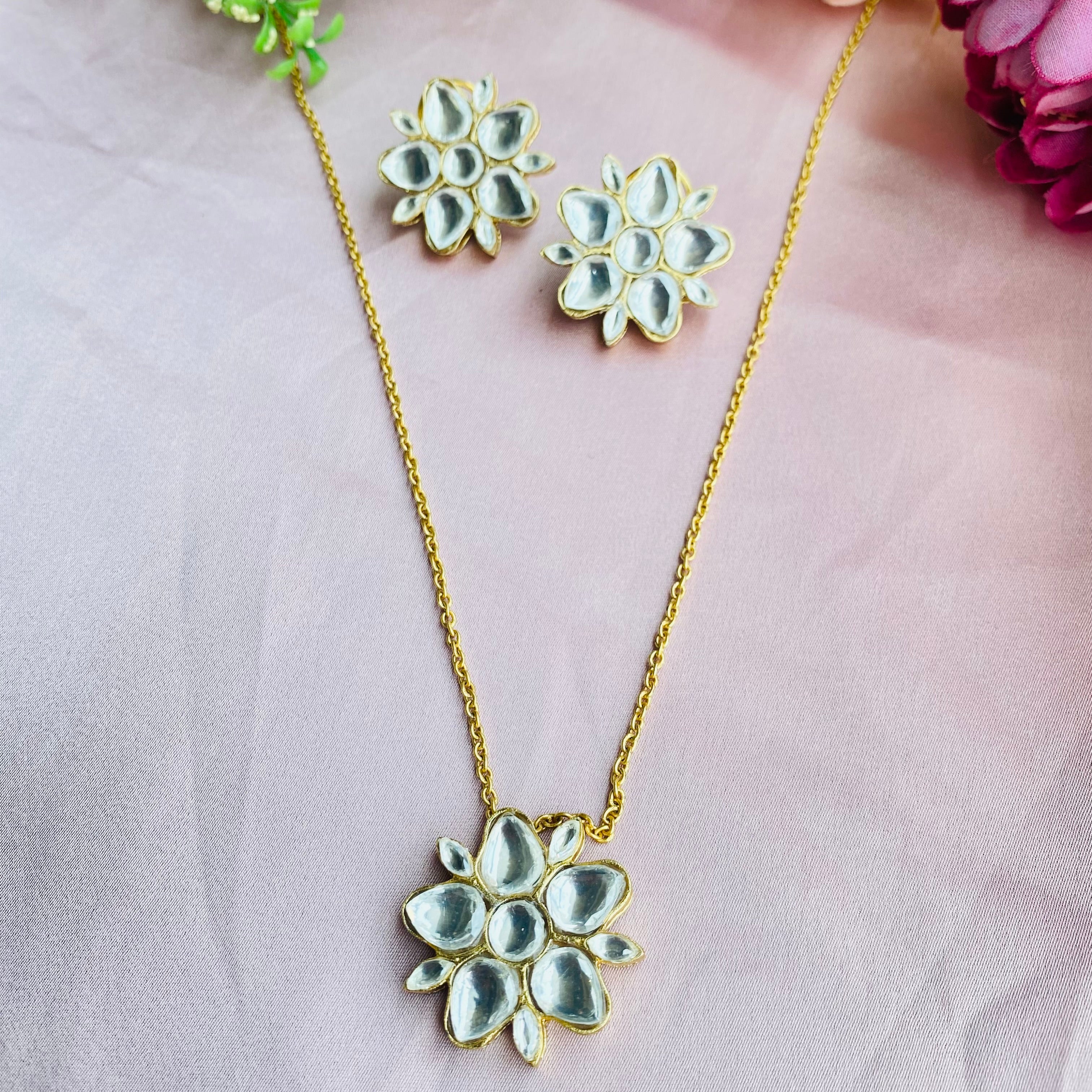 Nayaab Goldie pendant