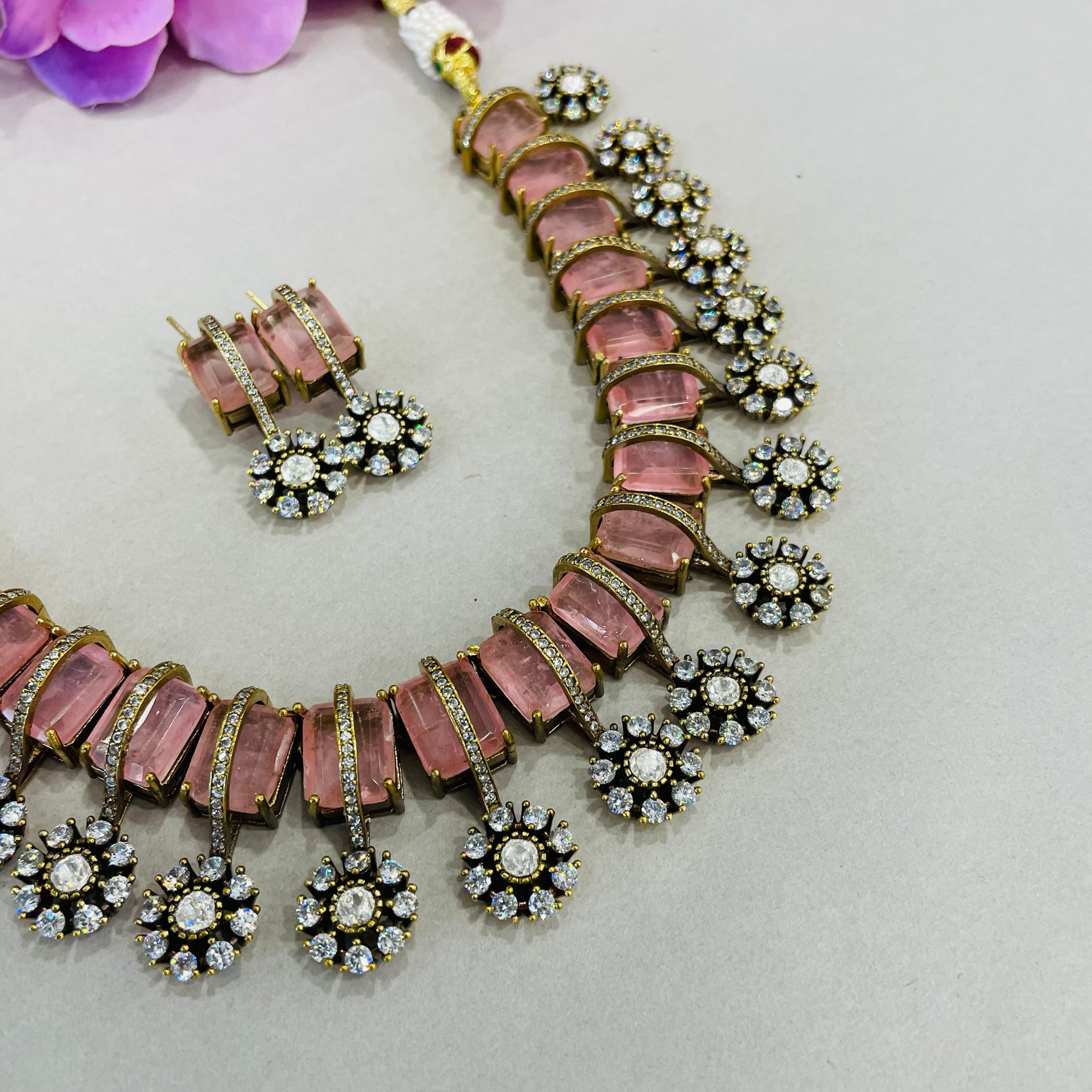 Nayaab Zarrin-Panna neckpiece