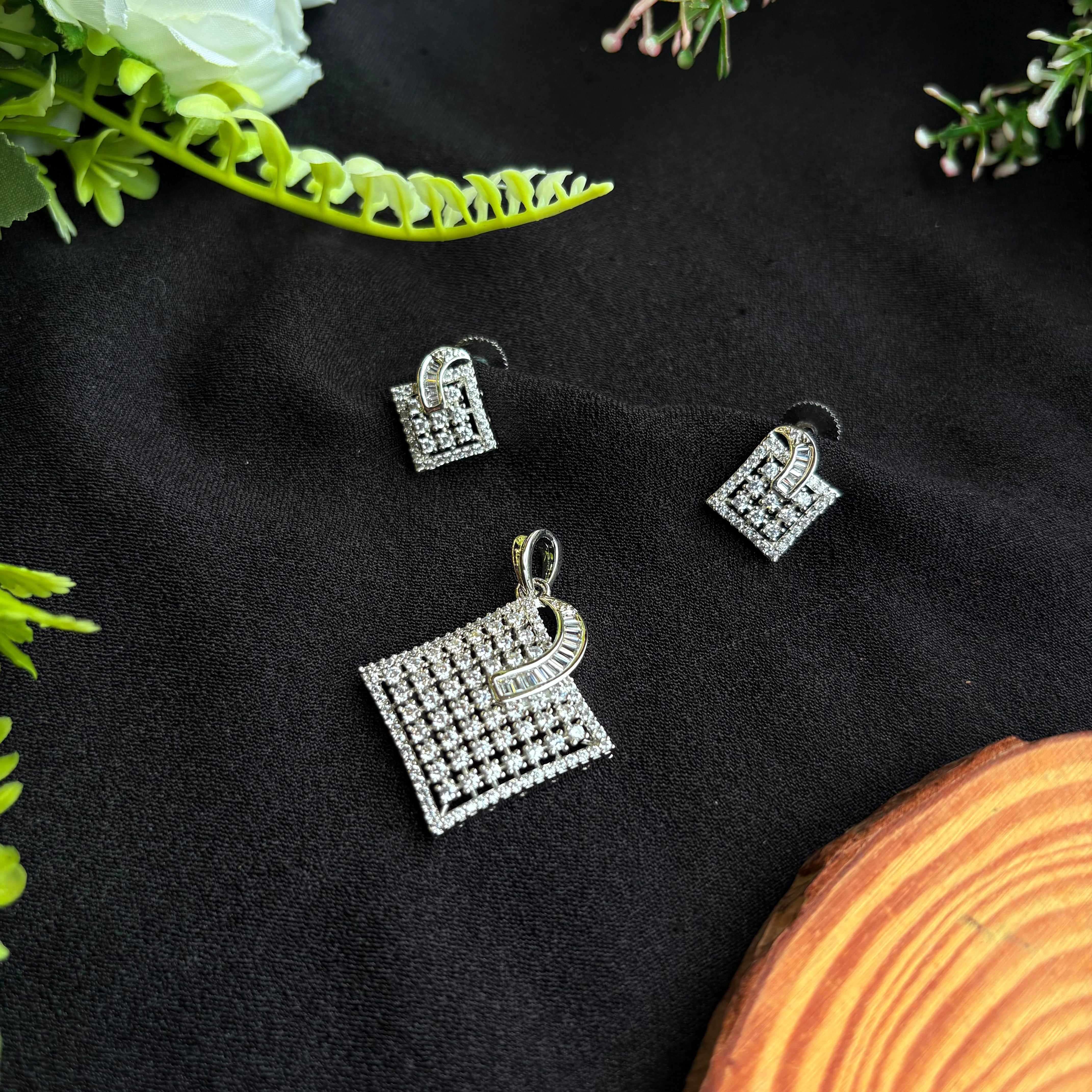 Aakriti Pendant Set