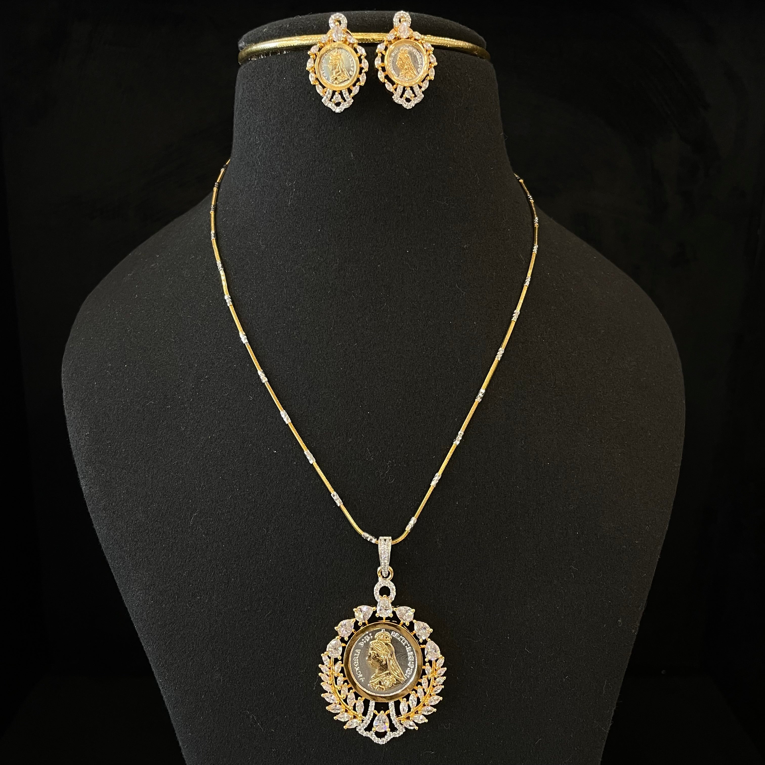 AD Elina coin Pendant Set
