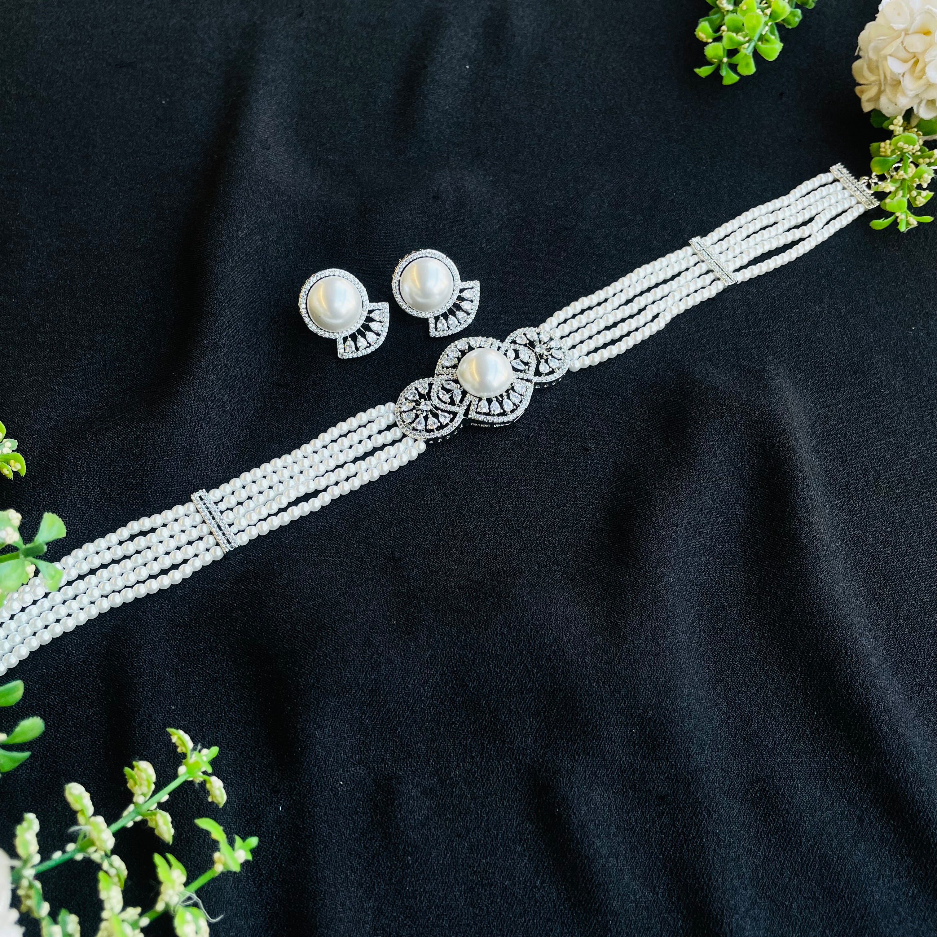 Ad Nayeli Pearl Choker