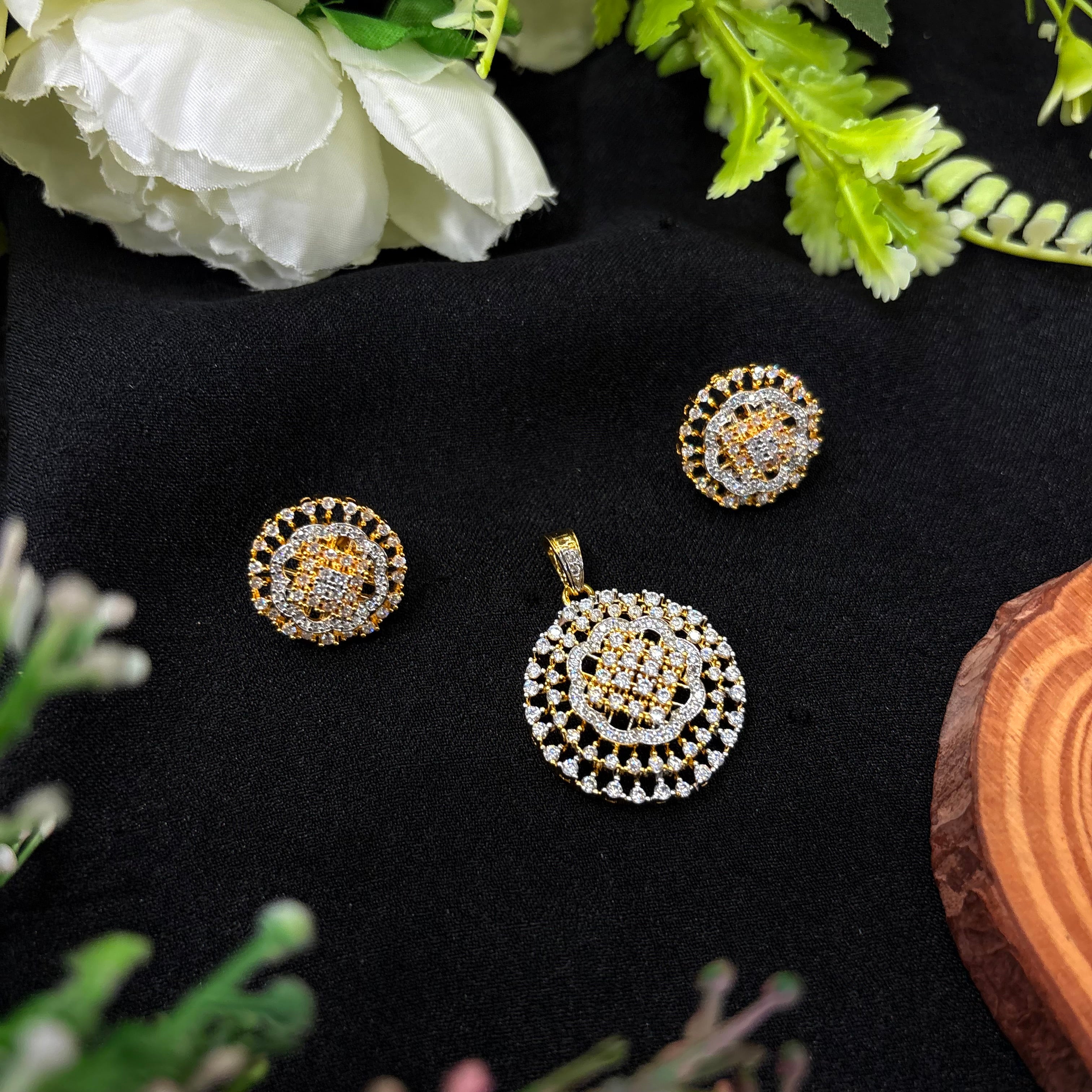 Vamika Pendant set