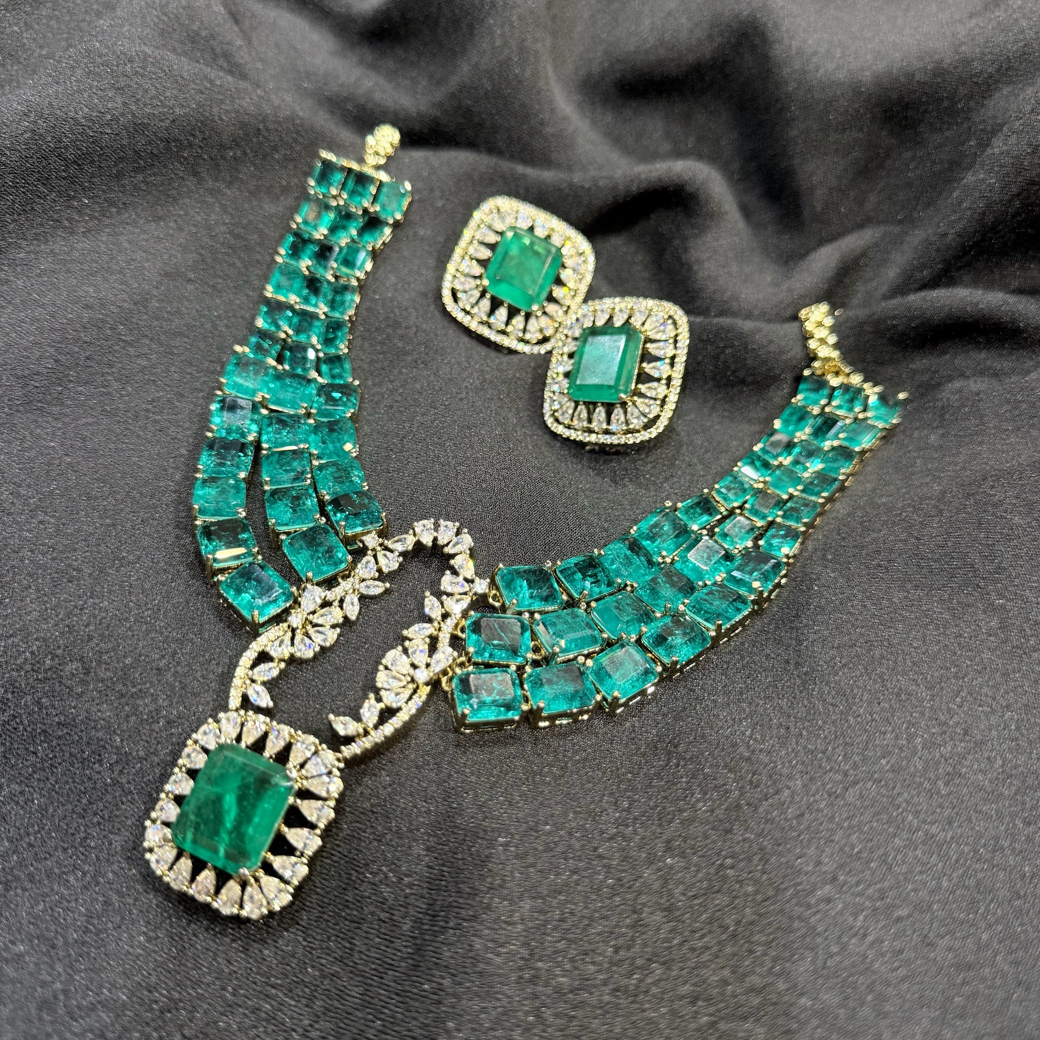 Nayaab Nisa Neckpiece