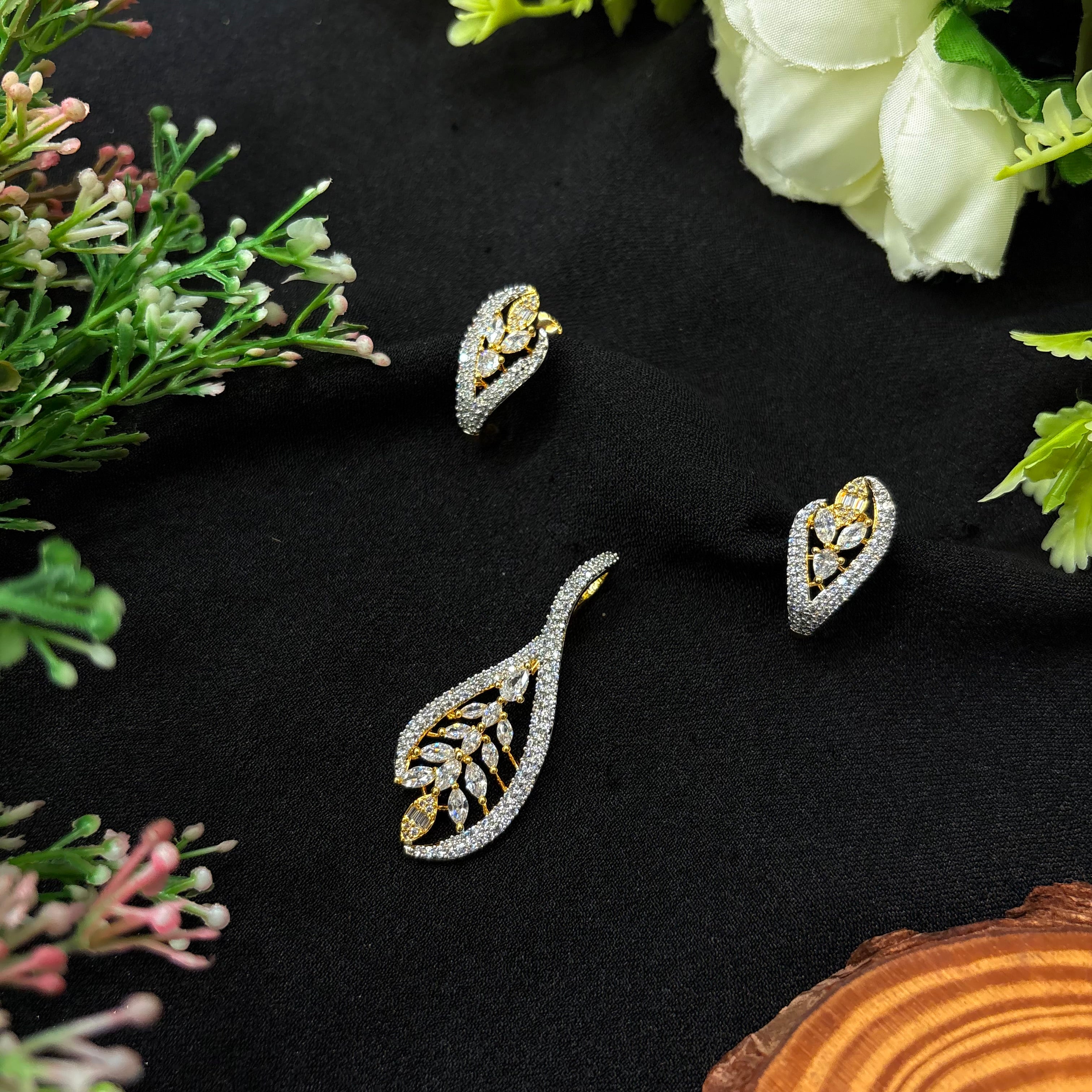 Avelia Pendant Set