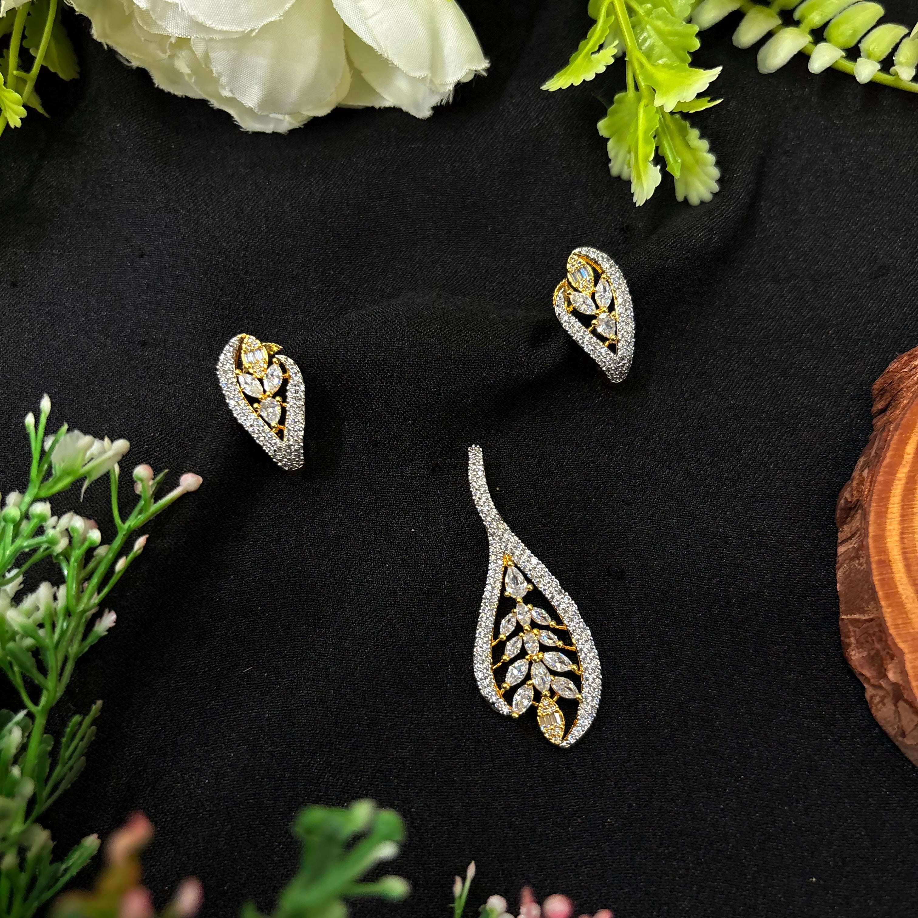 Avelia Pendant Set