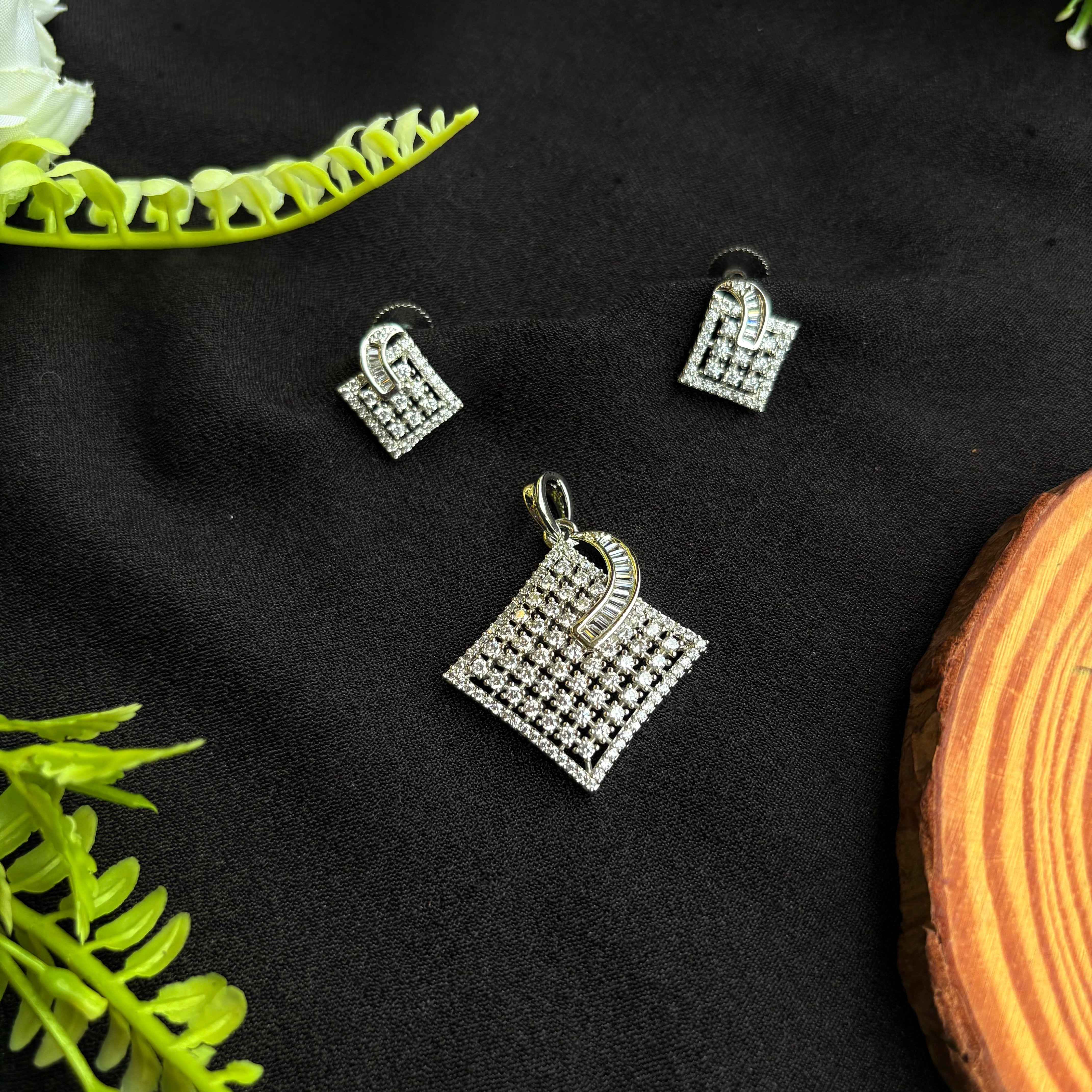 Aakriti Pendant Set