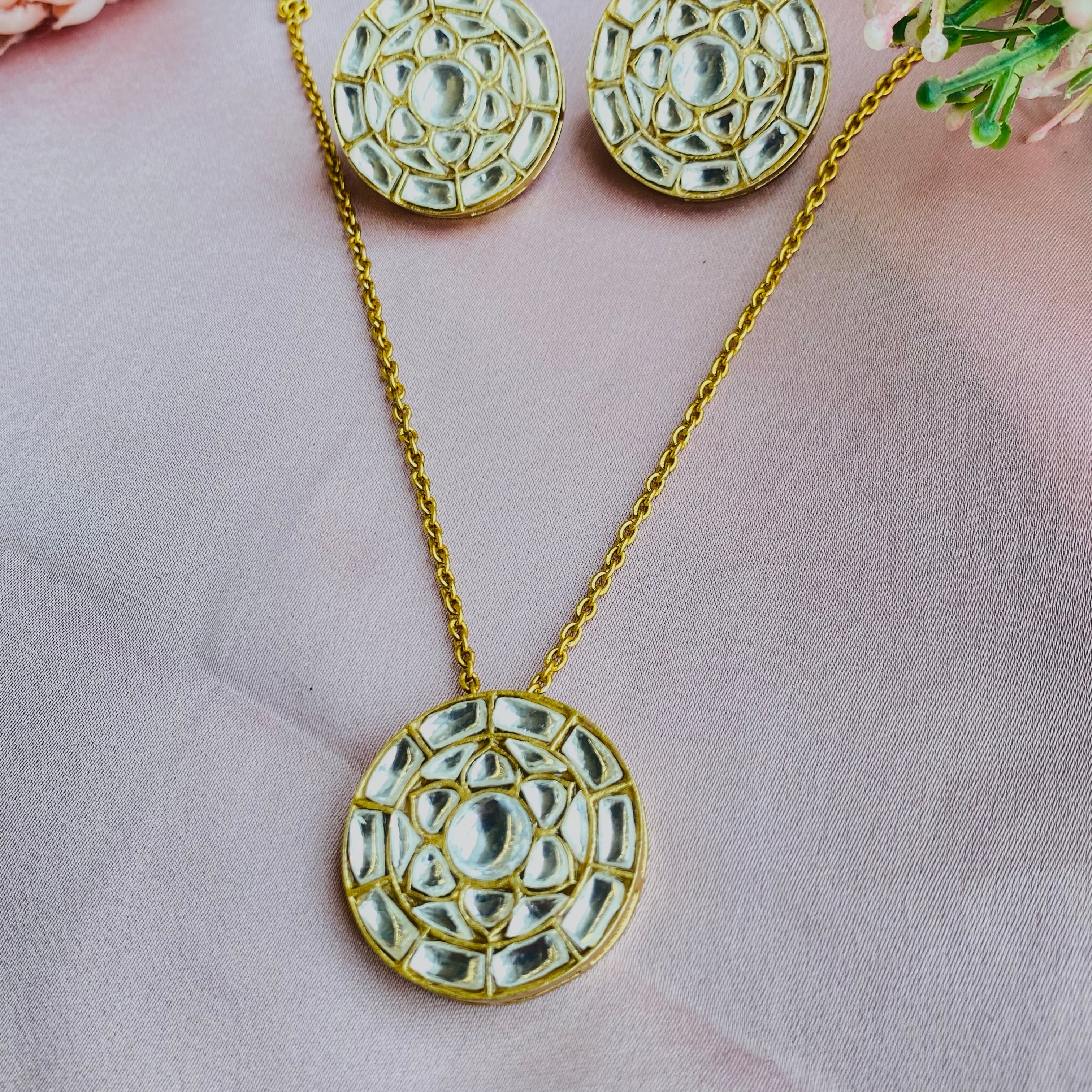 Nayaab kirti pendant