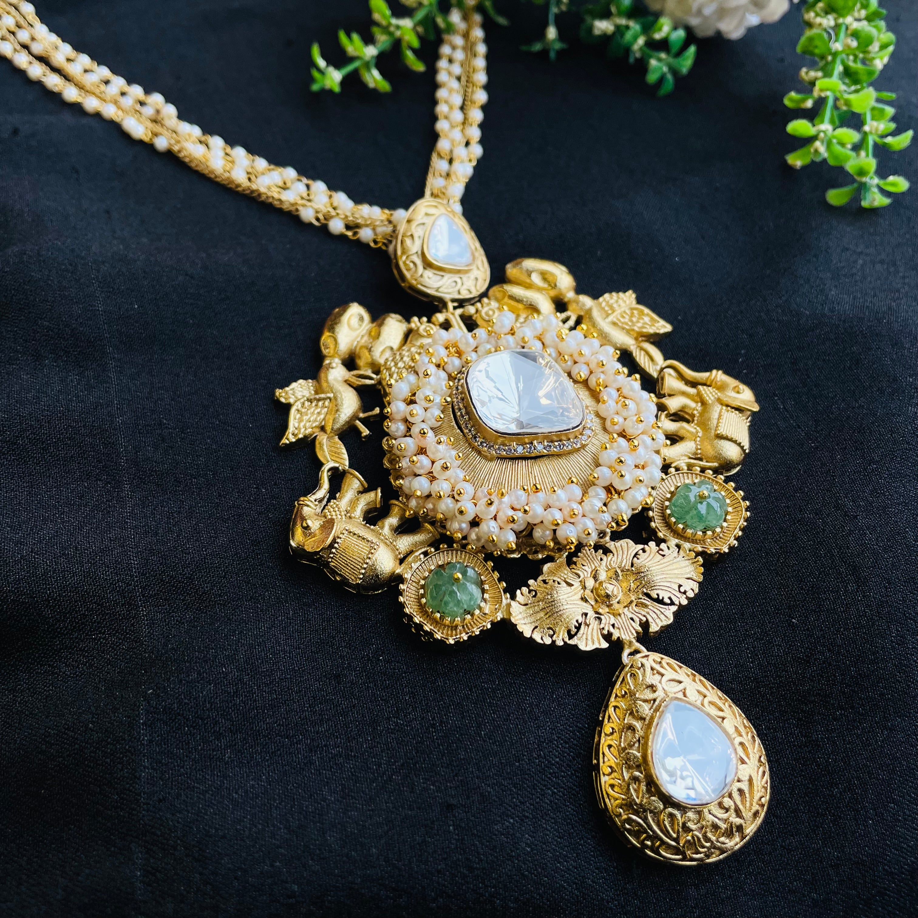 Nayaab akshra neckpiece