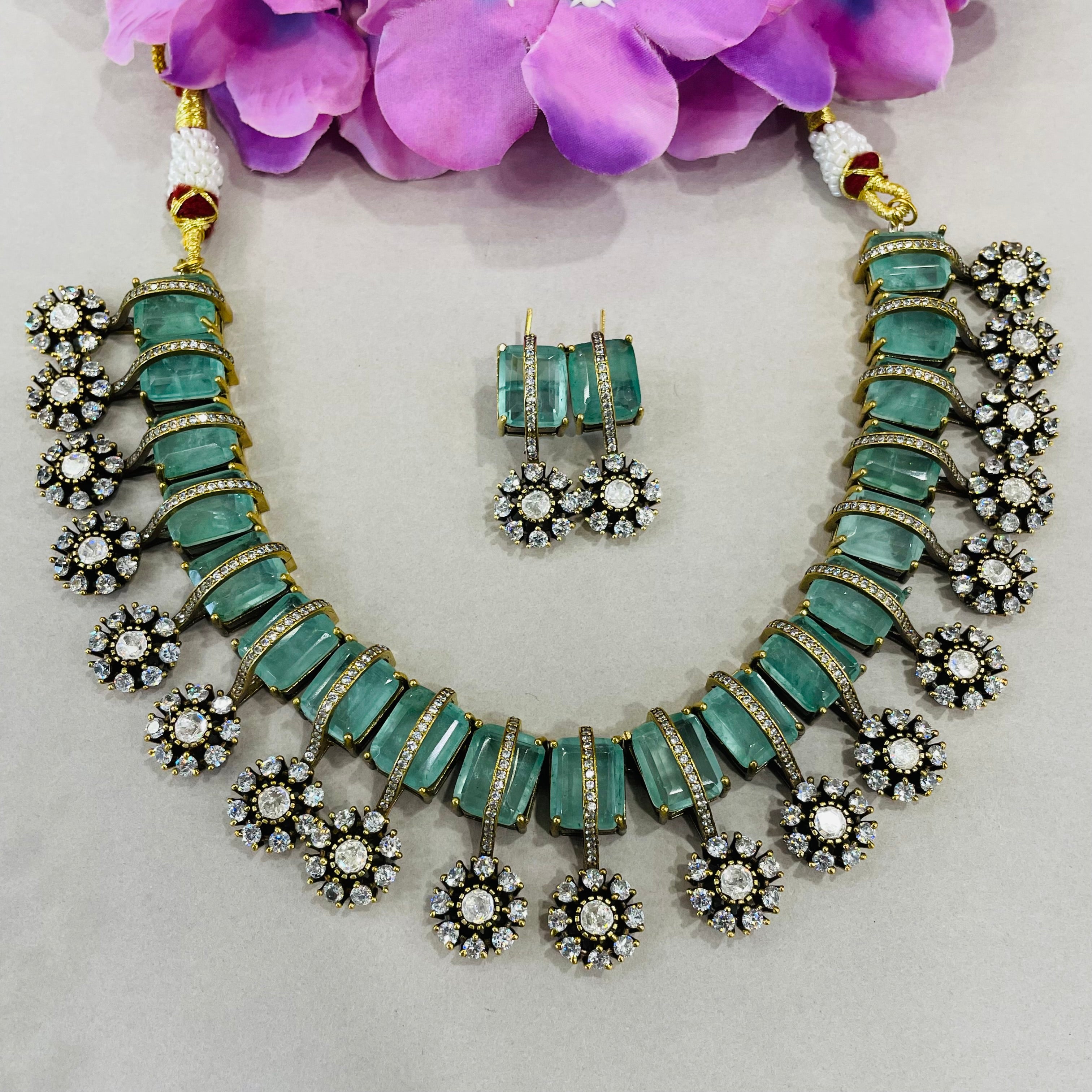 Nayaab Zarrin-Panna neckpiece