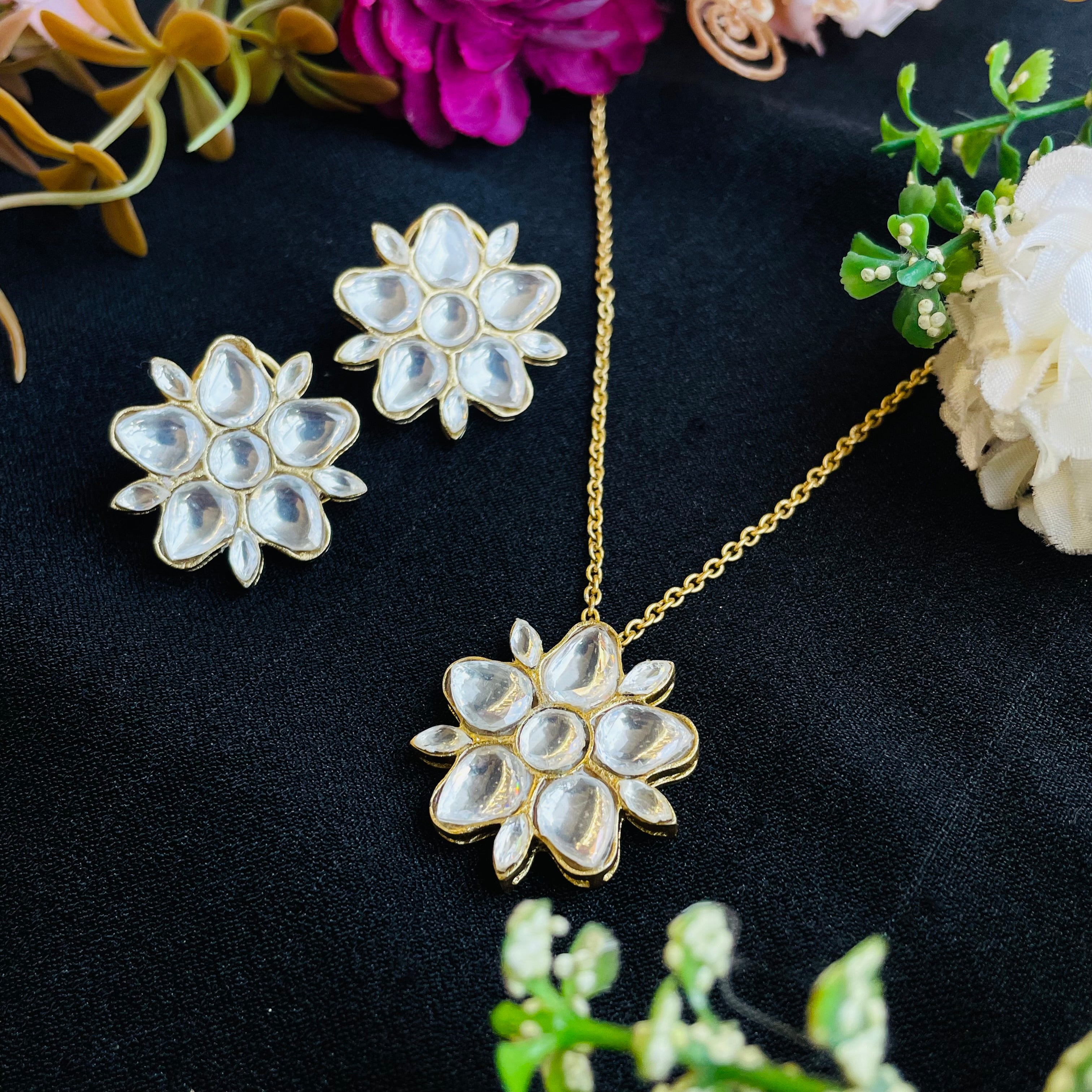 Nayaab Goldie pendant