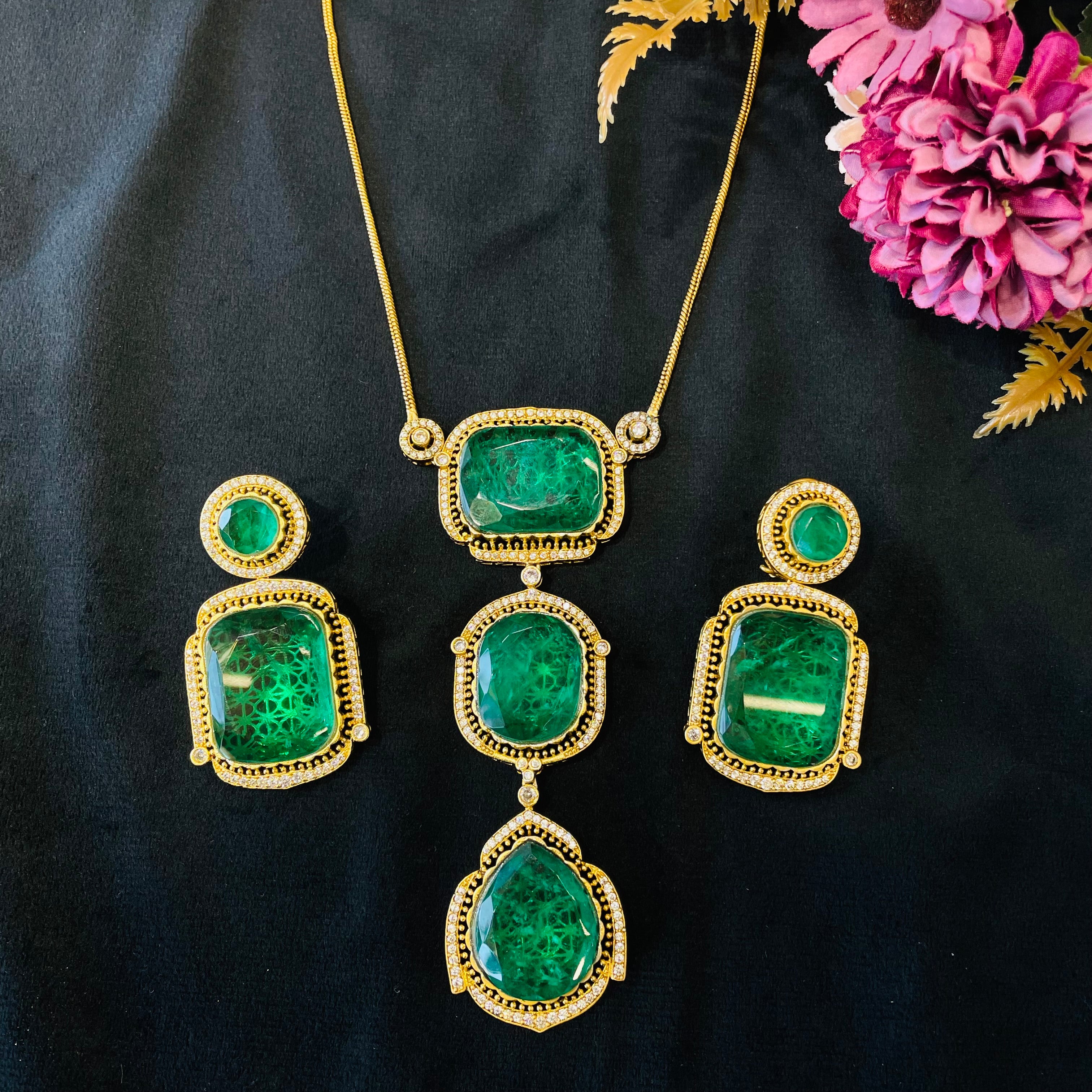 Nayaab Emerald pendent Neckpiece