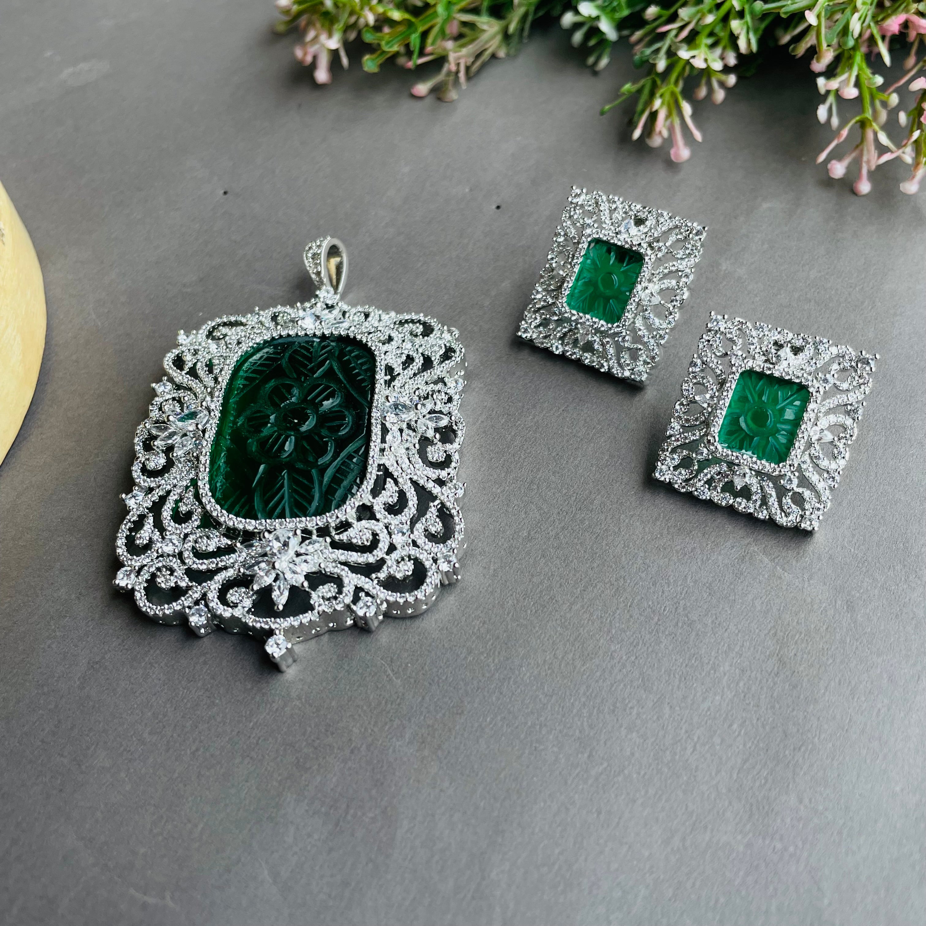 AD Saira Pendant Set