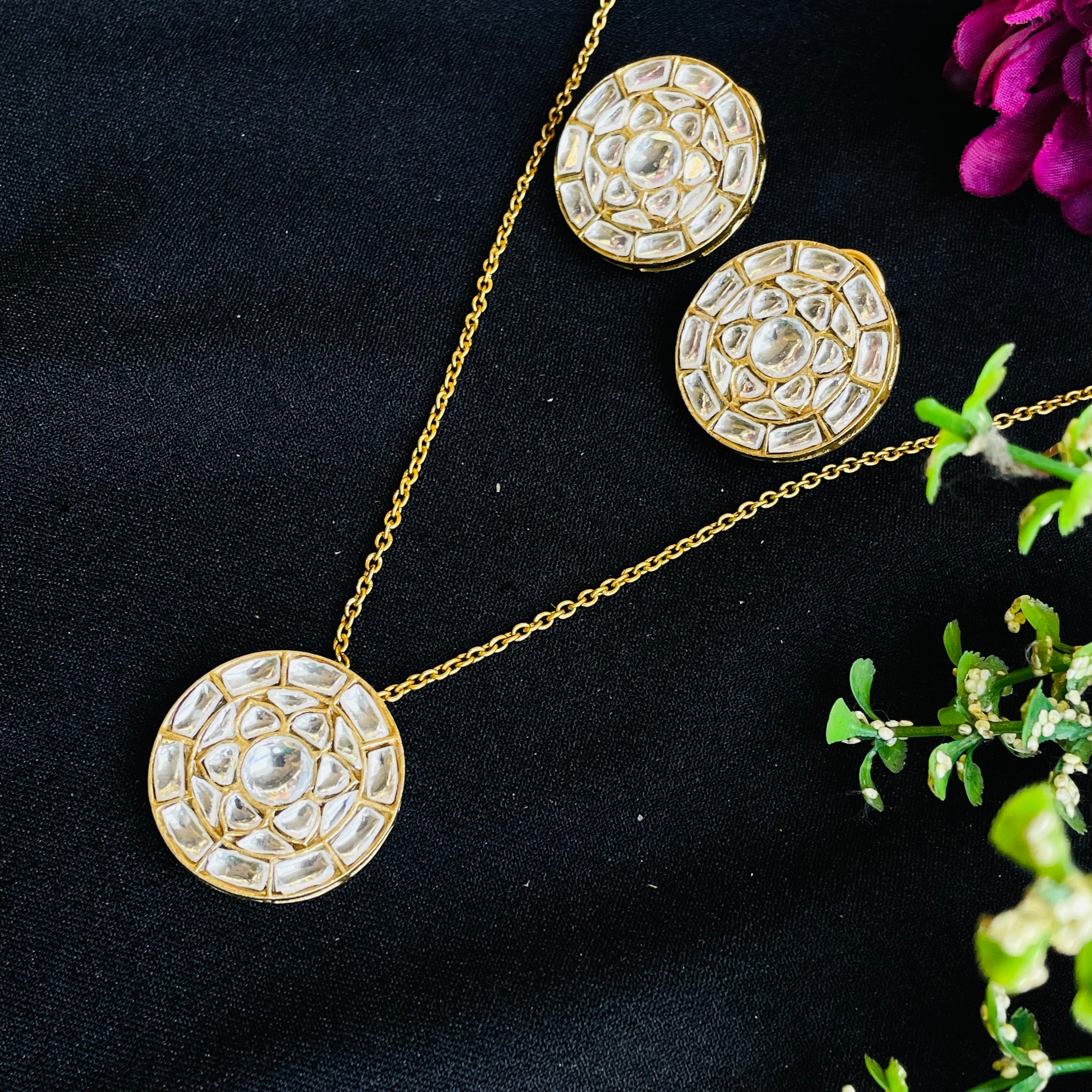 Nayaab kirti pendant