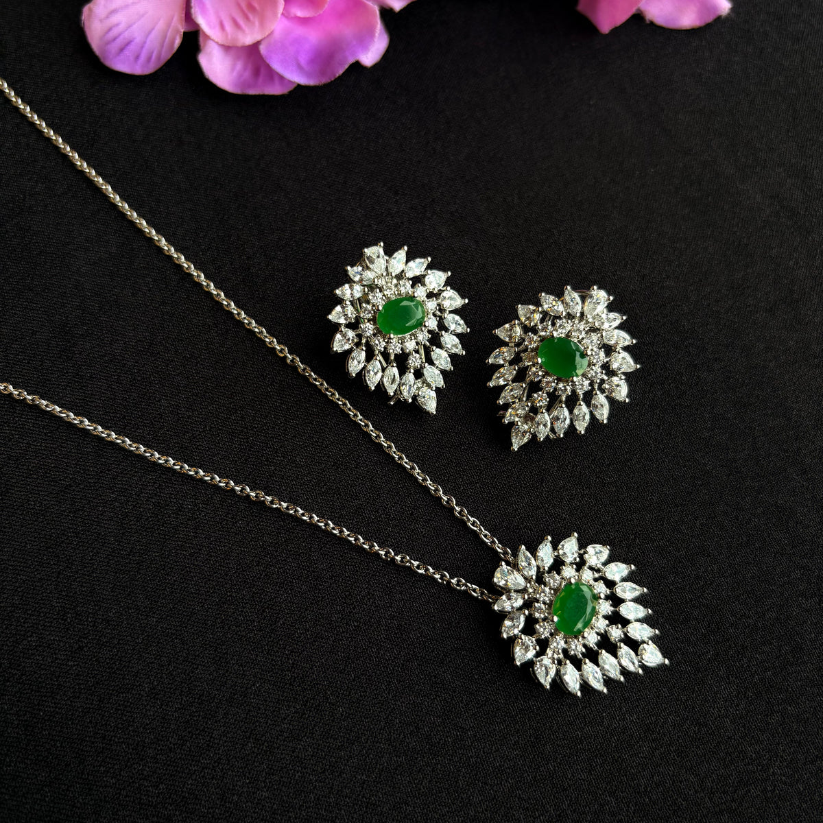Aarohi Emerald Bloom Pendant Set