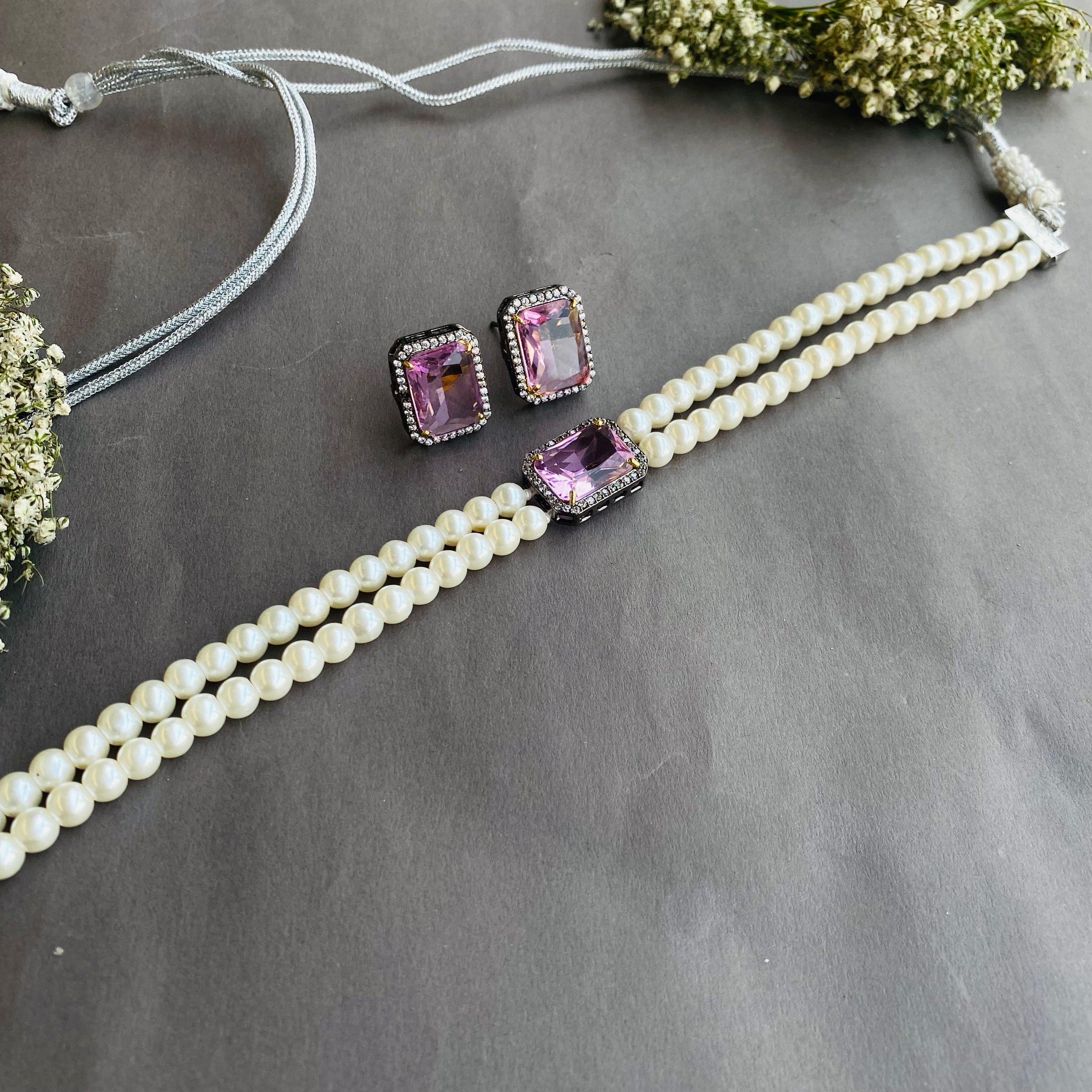 Ad Anika  choker