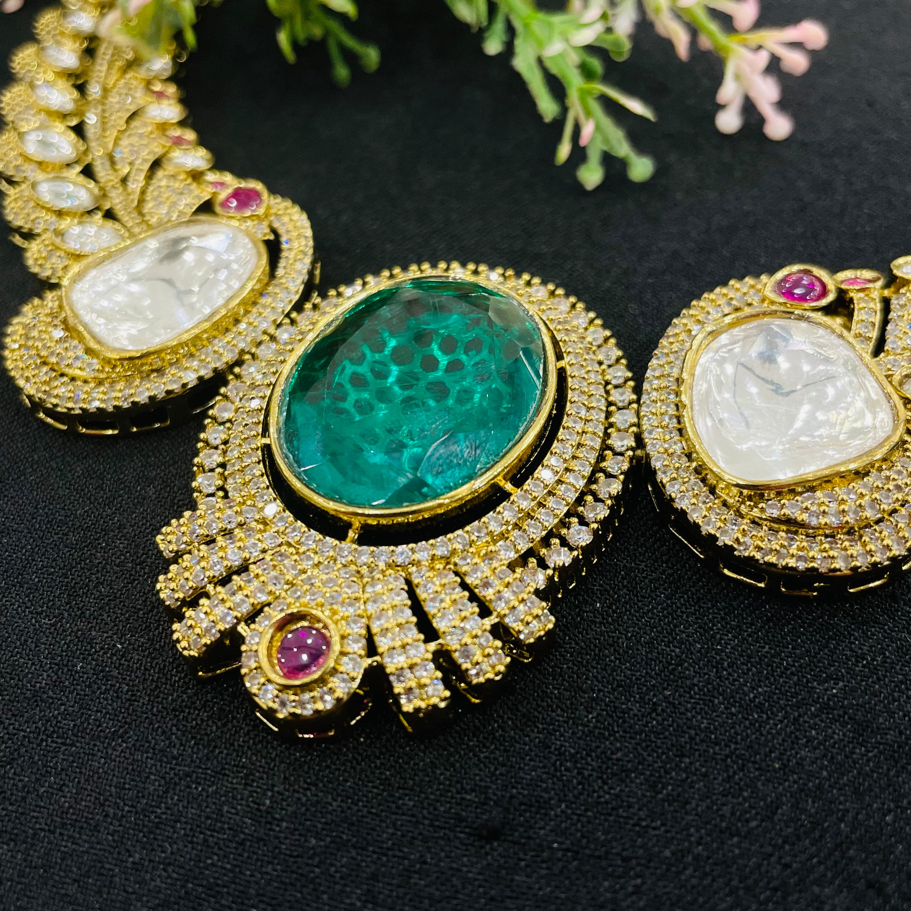Nayaab Divisha Neckpiece