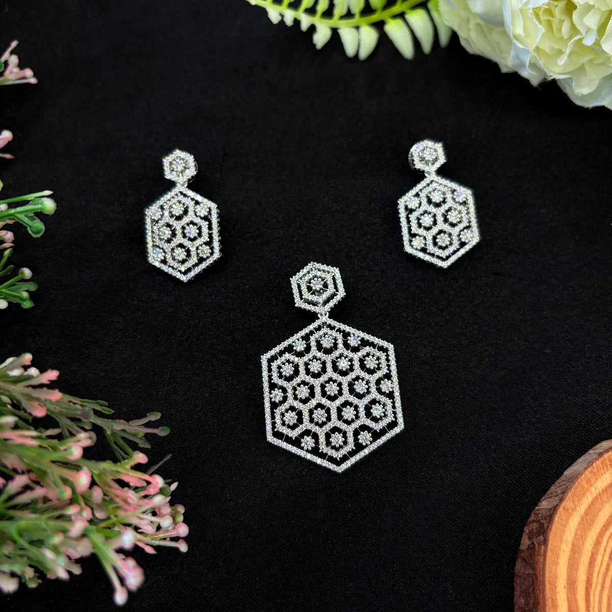 Kairavi Pendant Set