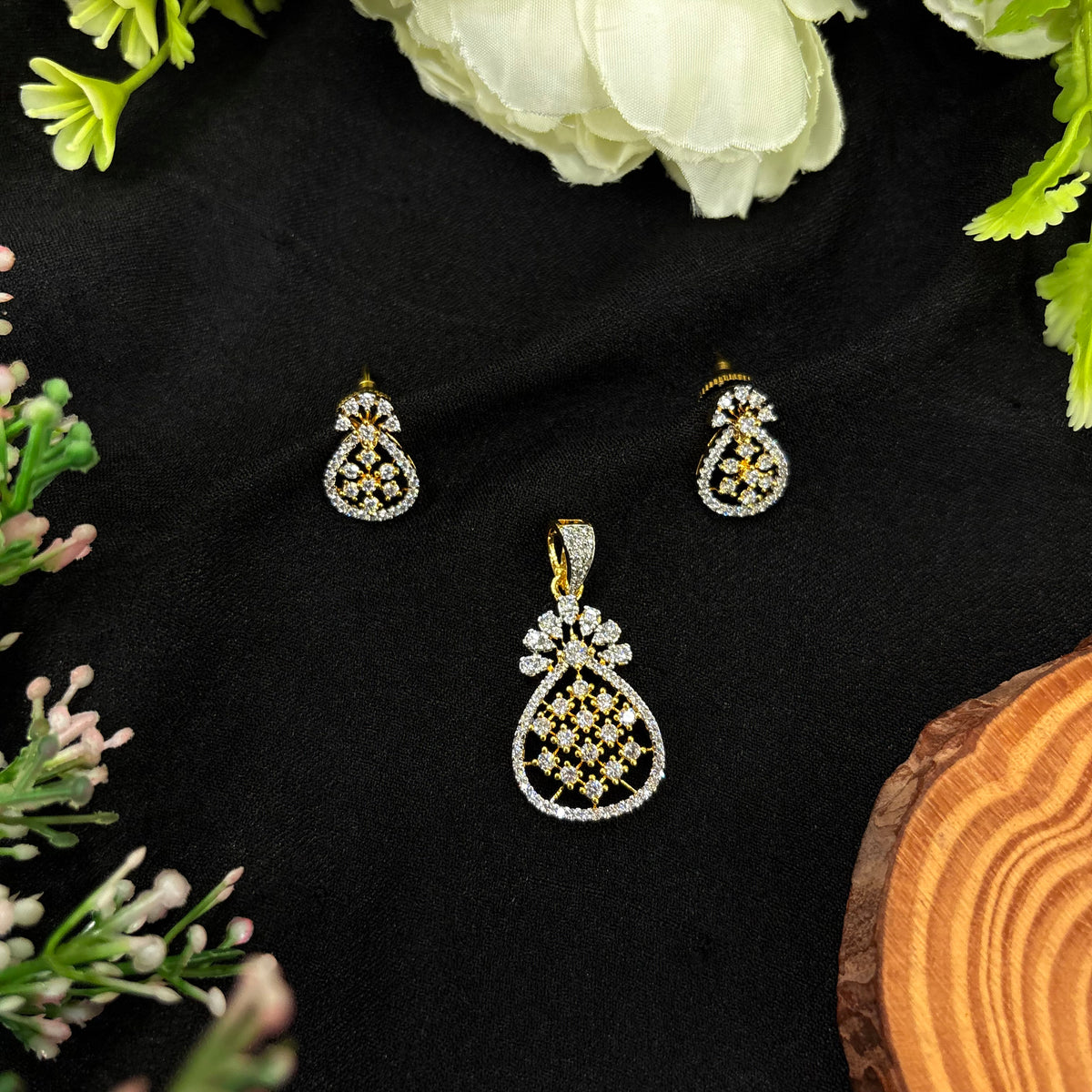 Avelia Pendant Set