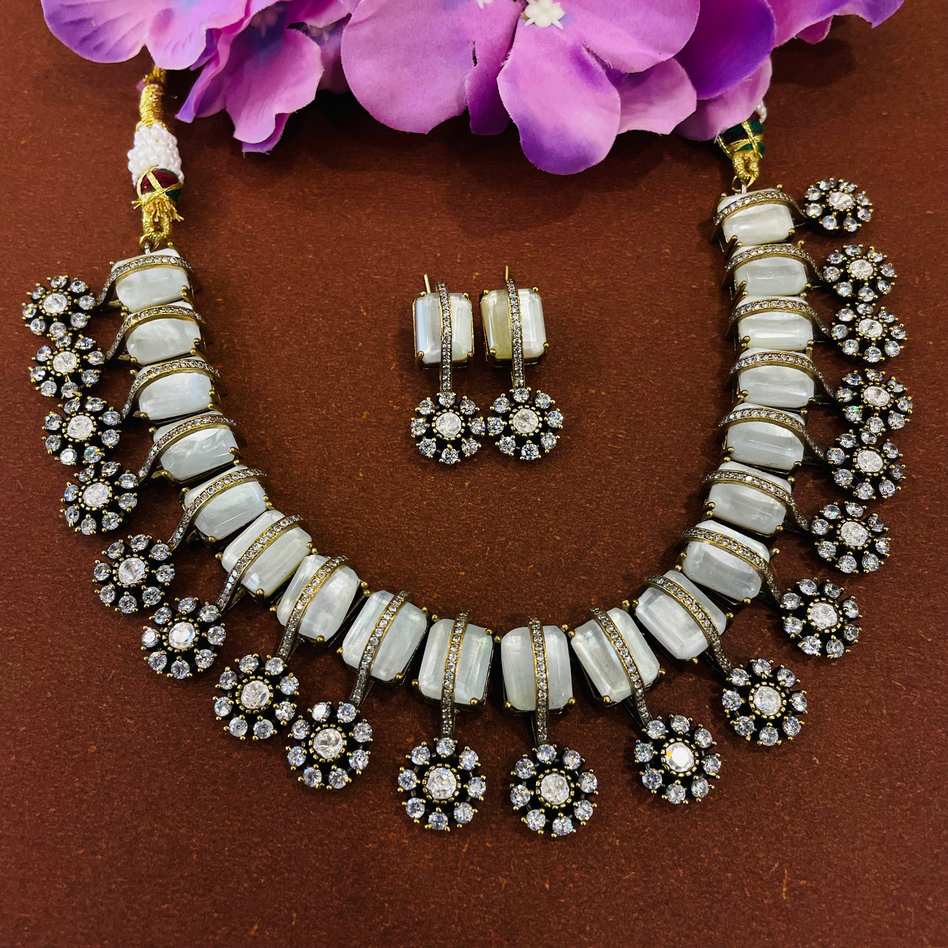 Nayaab Zarrin-Panna neckpiece