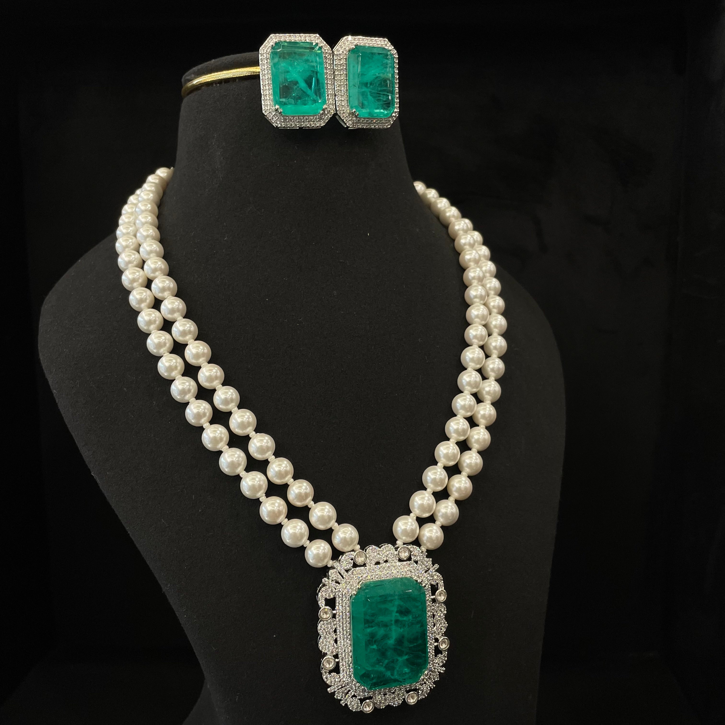 Tanya pearl neckpiece