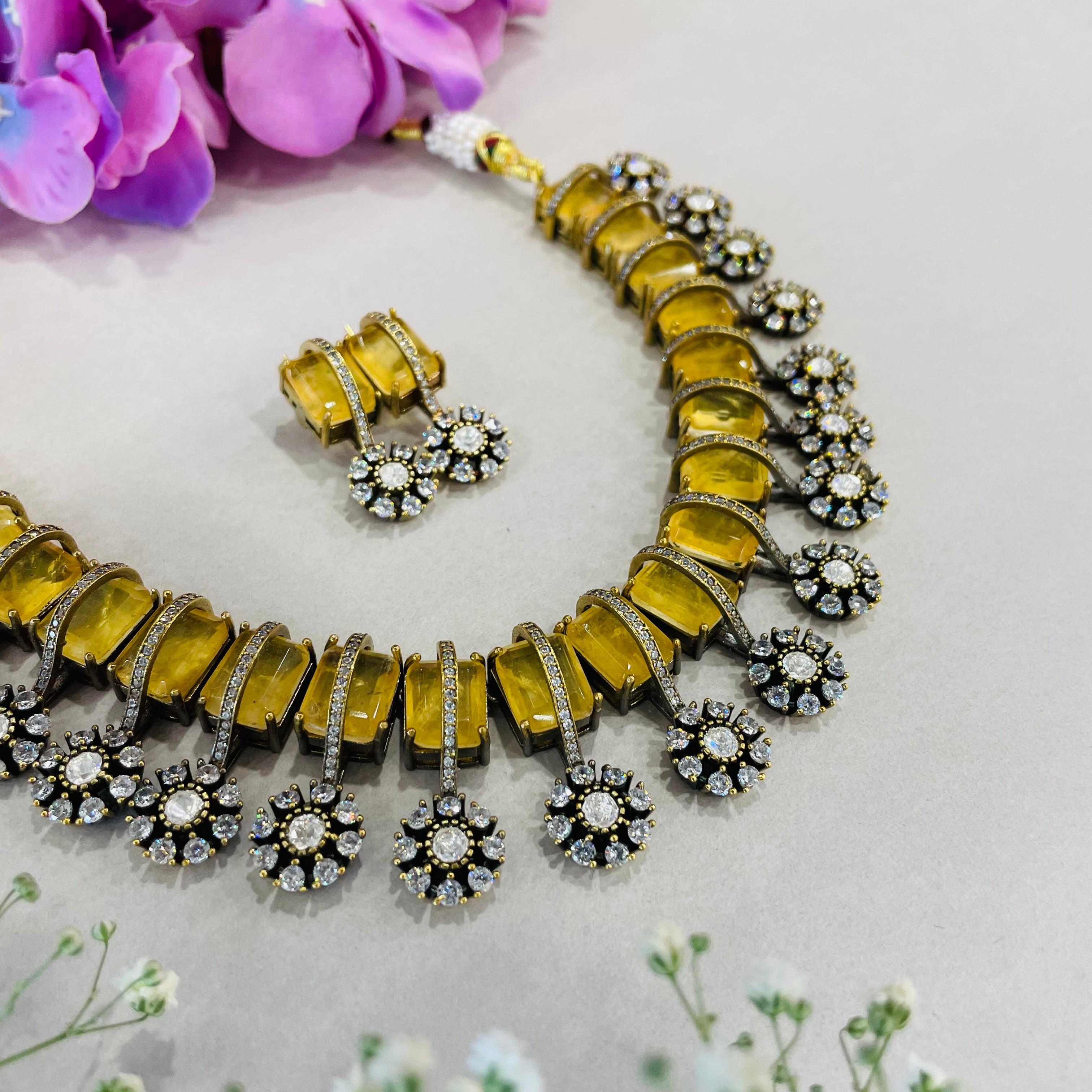 Nayaab Zarrin-Panna neckpiece