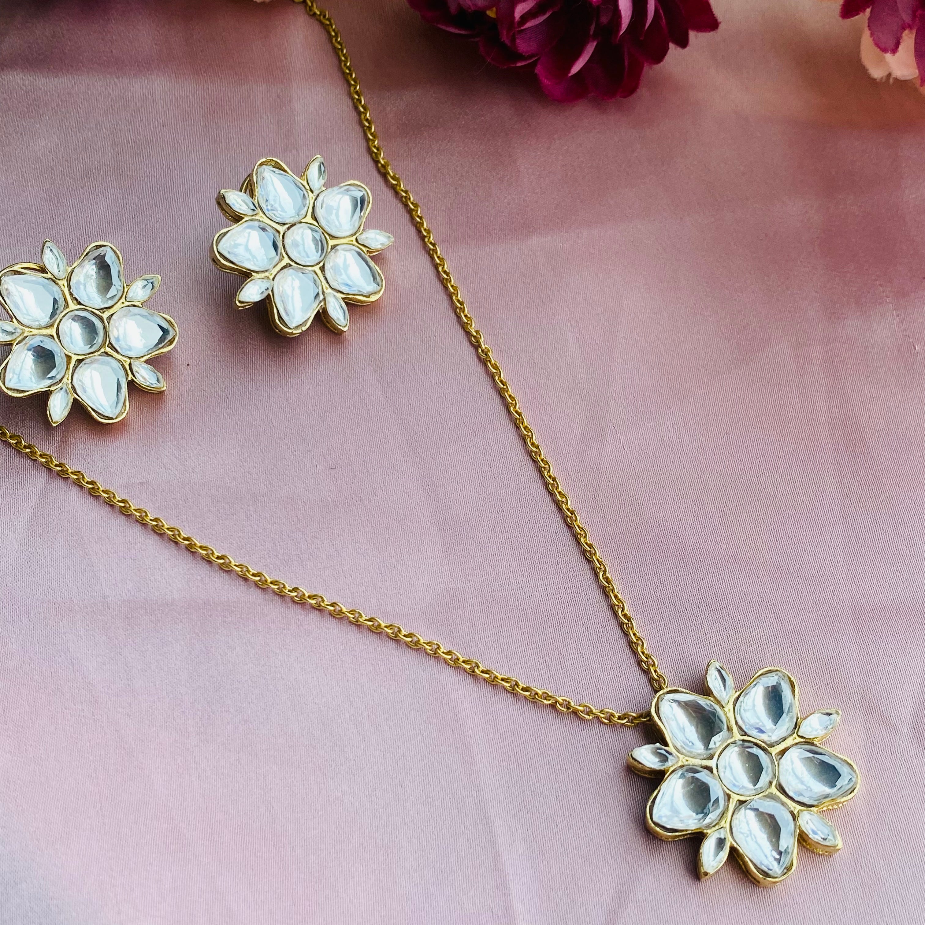 Nayaab Goldie pendant