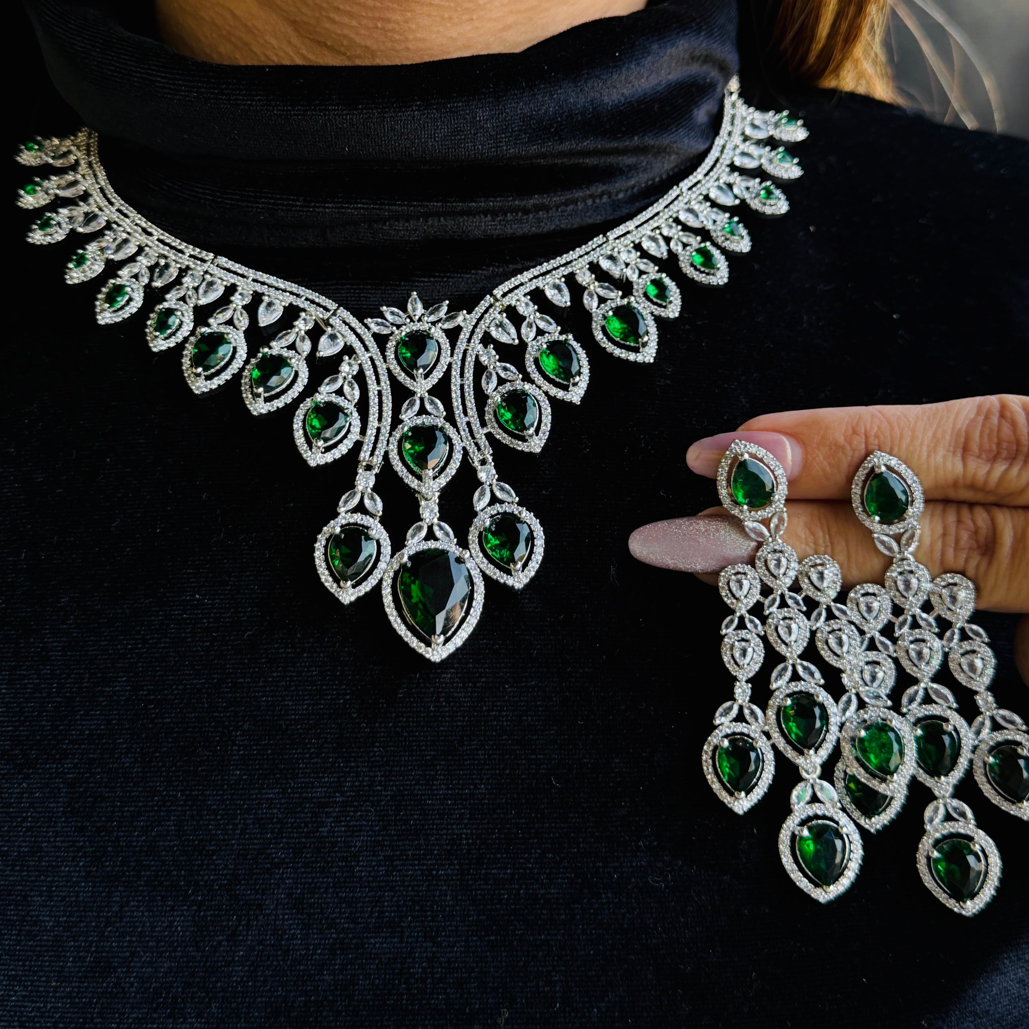 Sia ad neckpiece