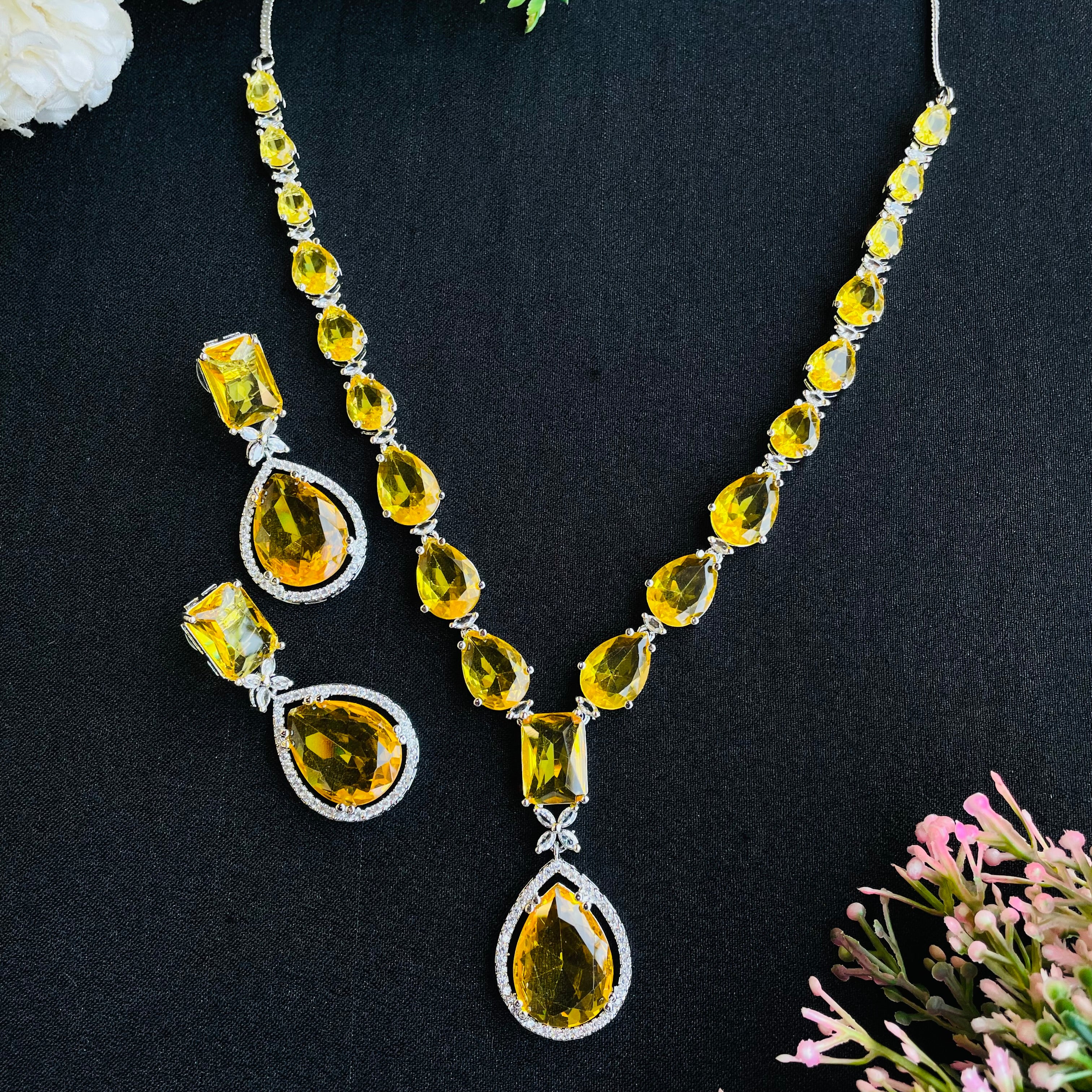 kiara emerald  ad Neckpiece