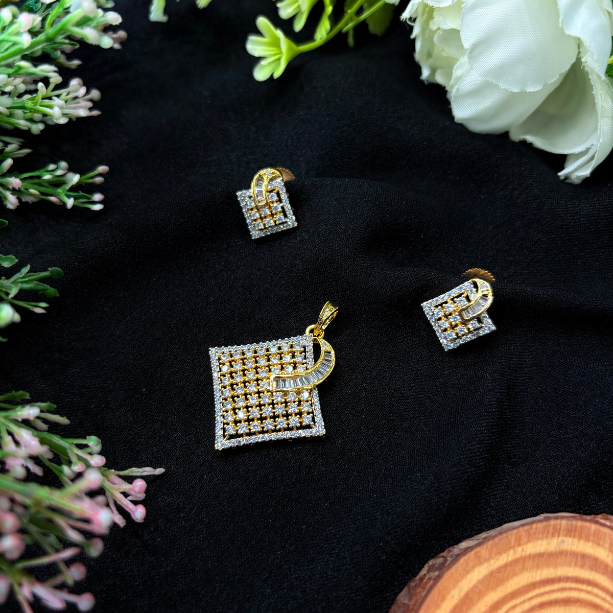 Aakriti Pendant Set