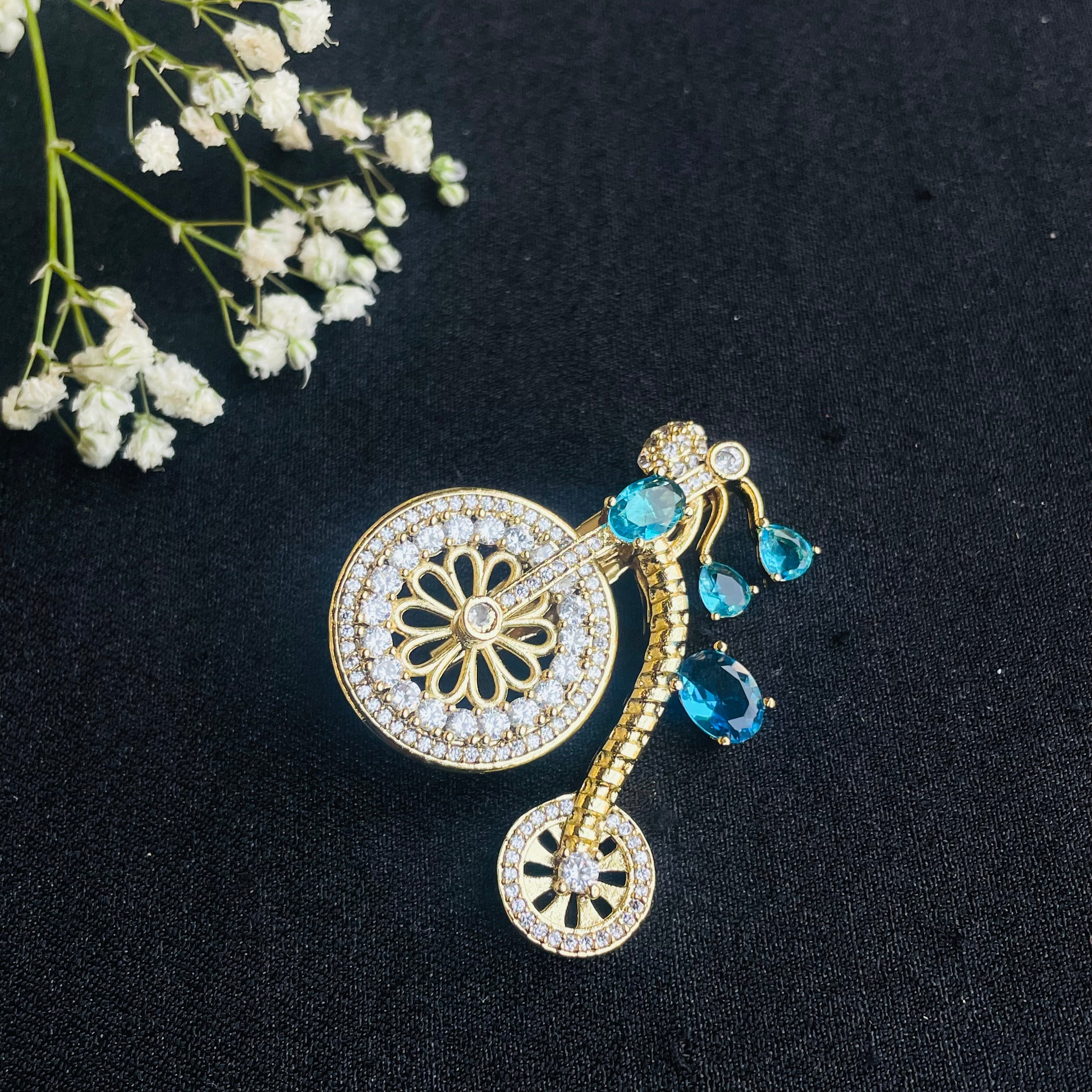 Nayaab Brielle brooch