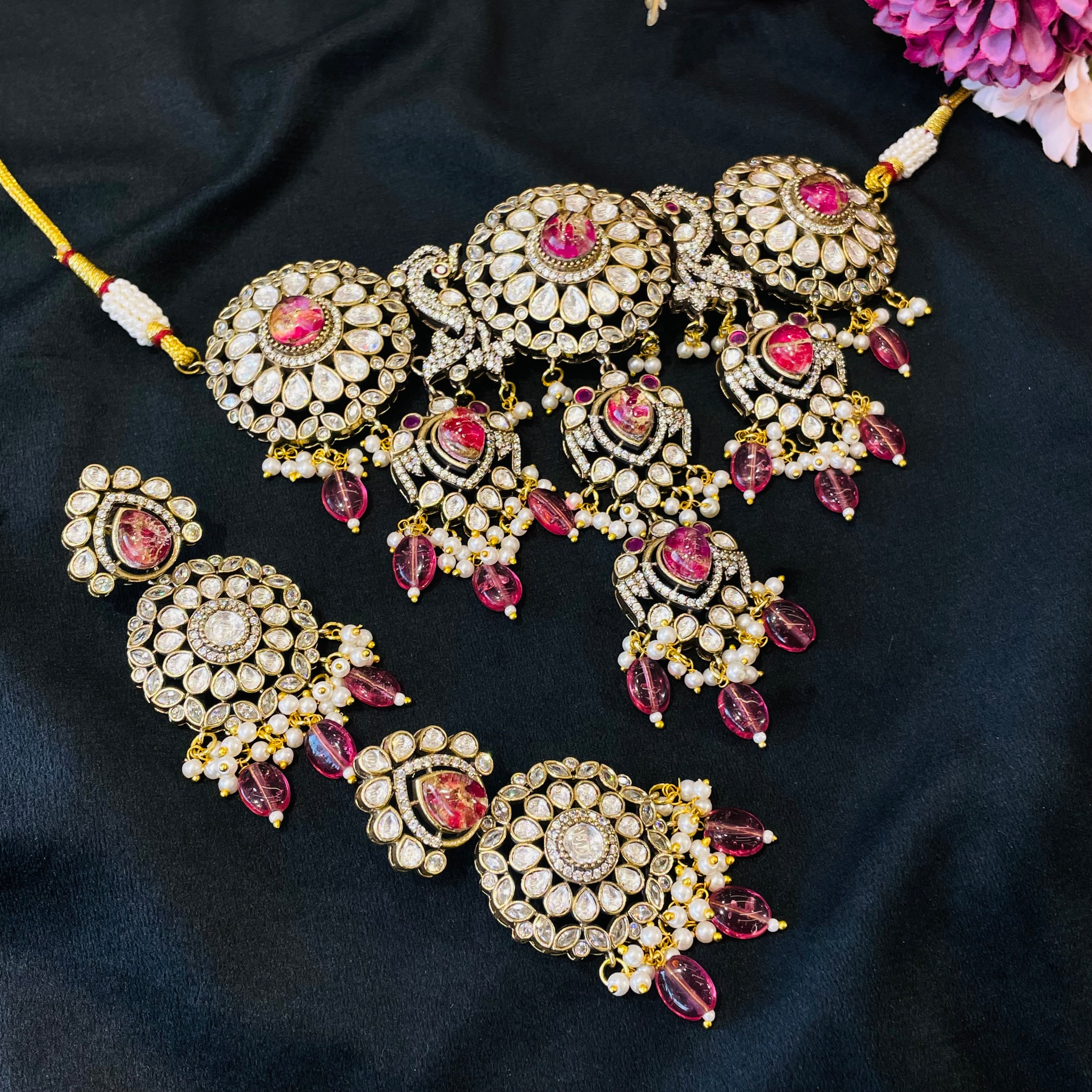 Nayaab Roohi Choker