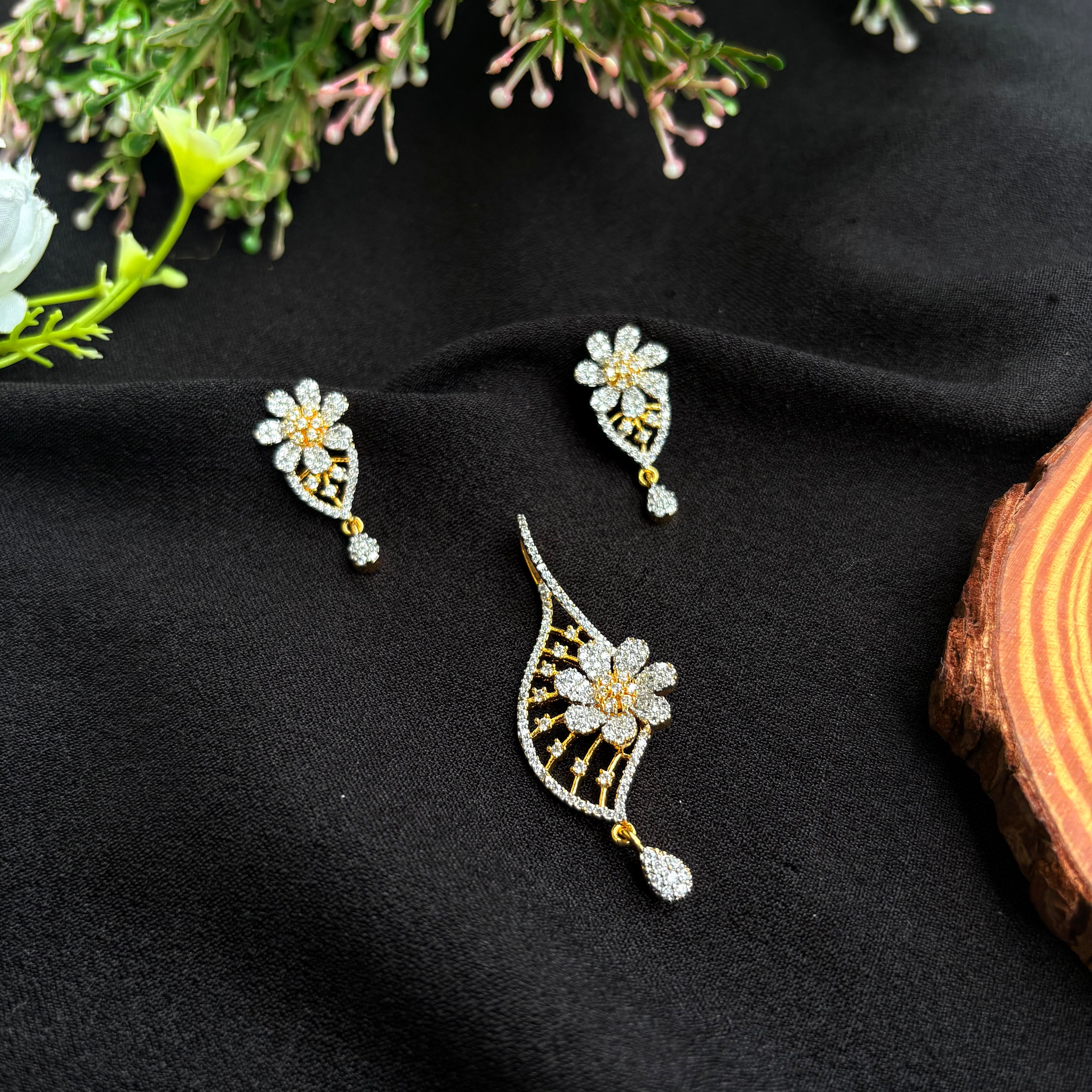 Manjari Pendant Set