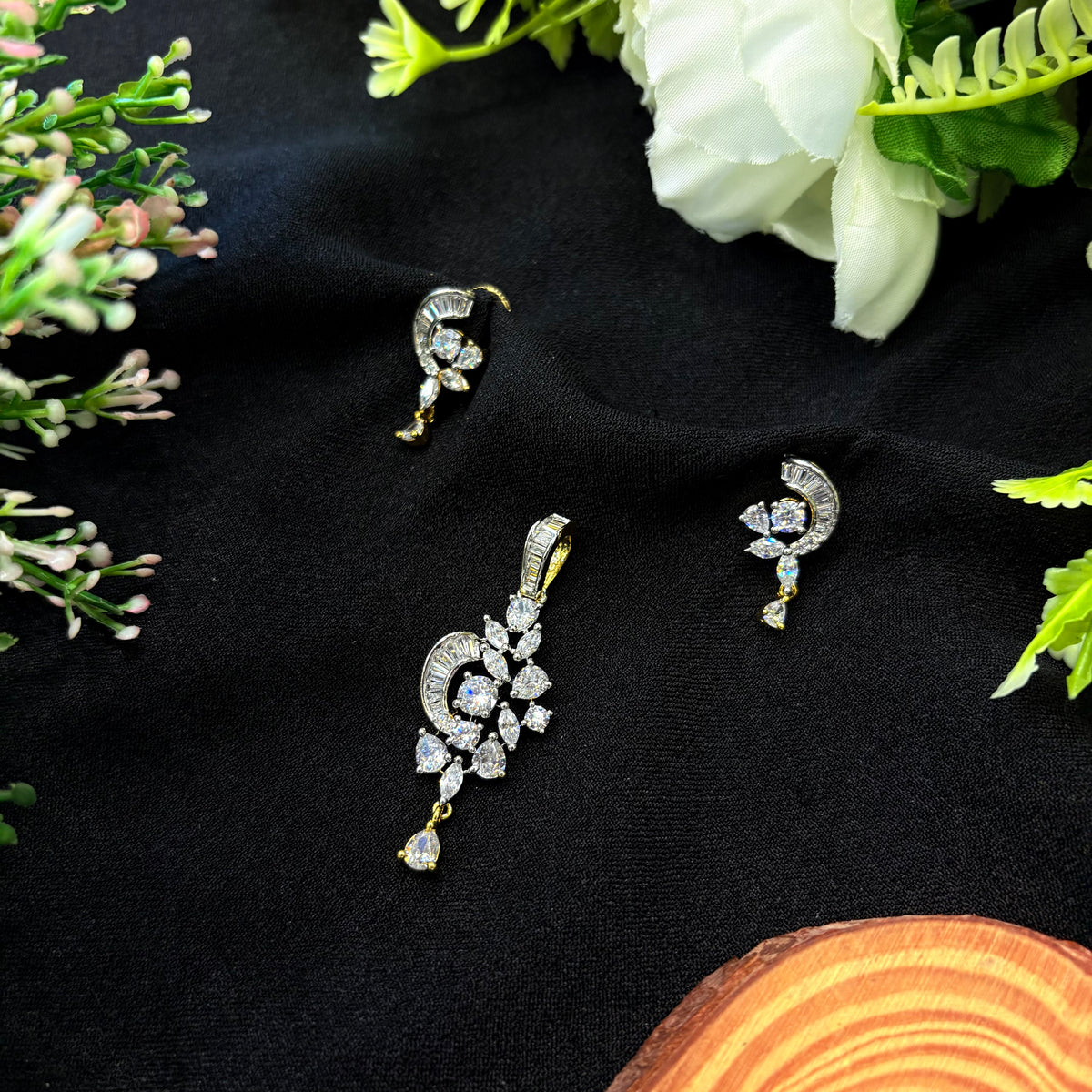 Arunima Pendant Set