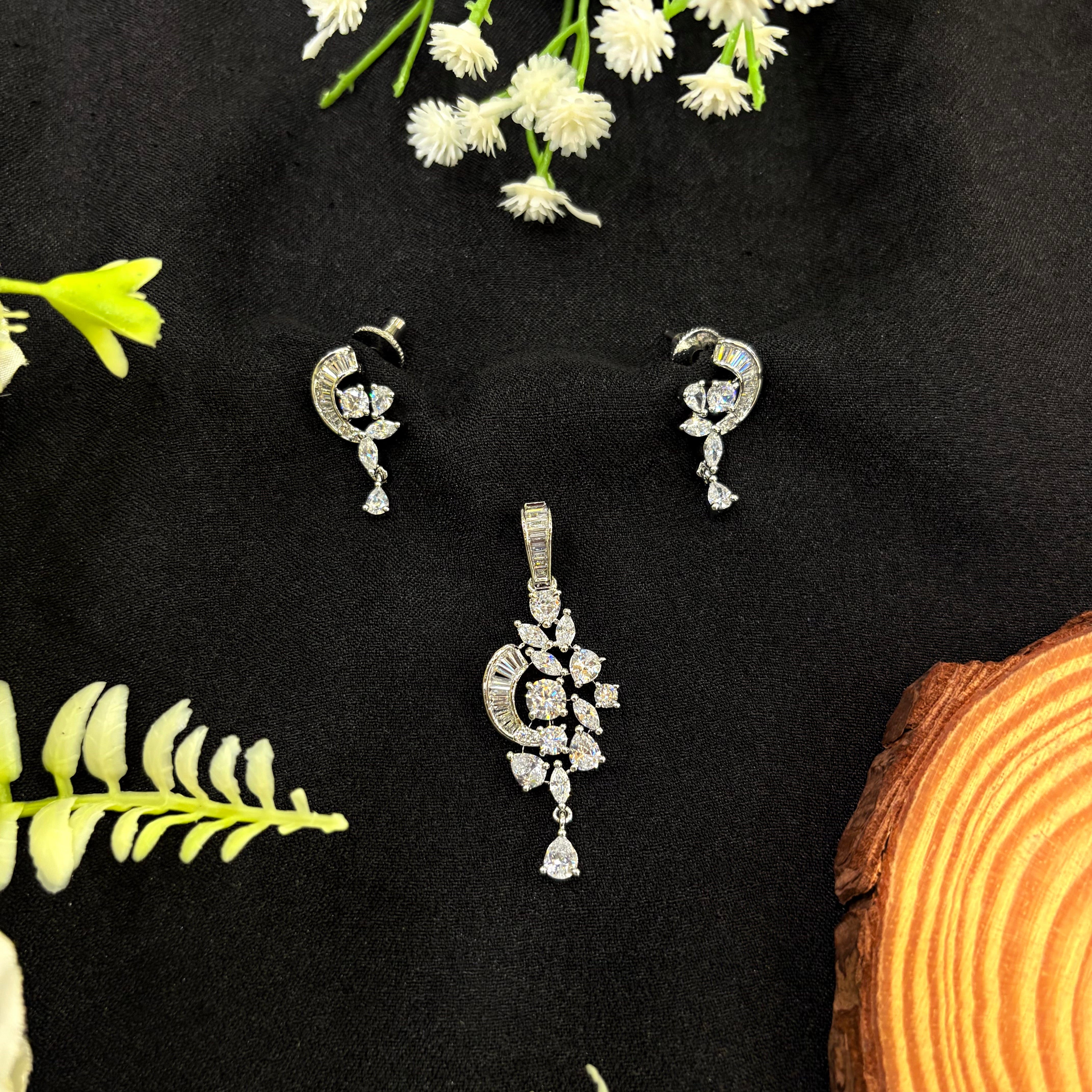 Arunima Pendant Set