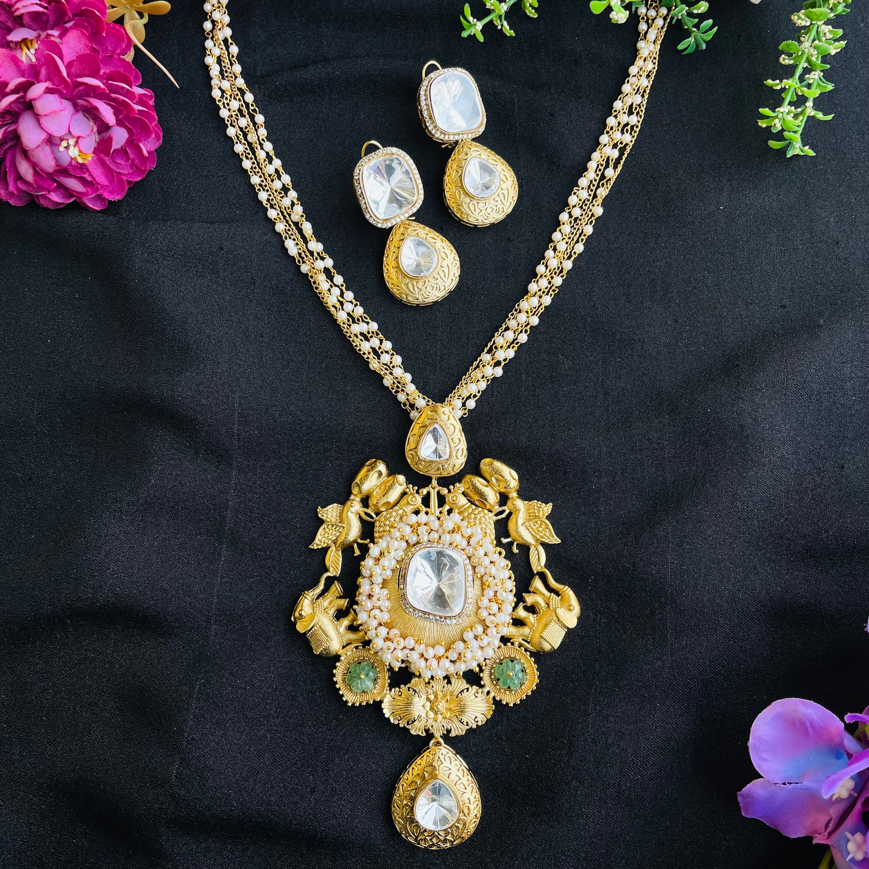 Nayaab akshra neckpiece