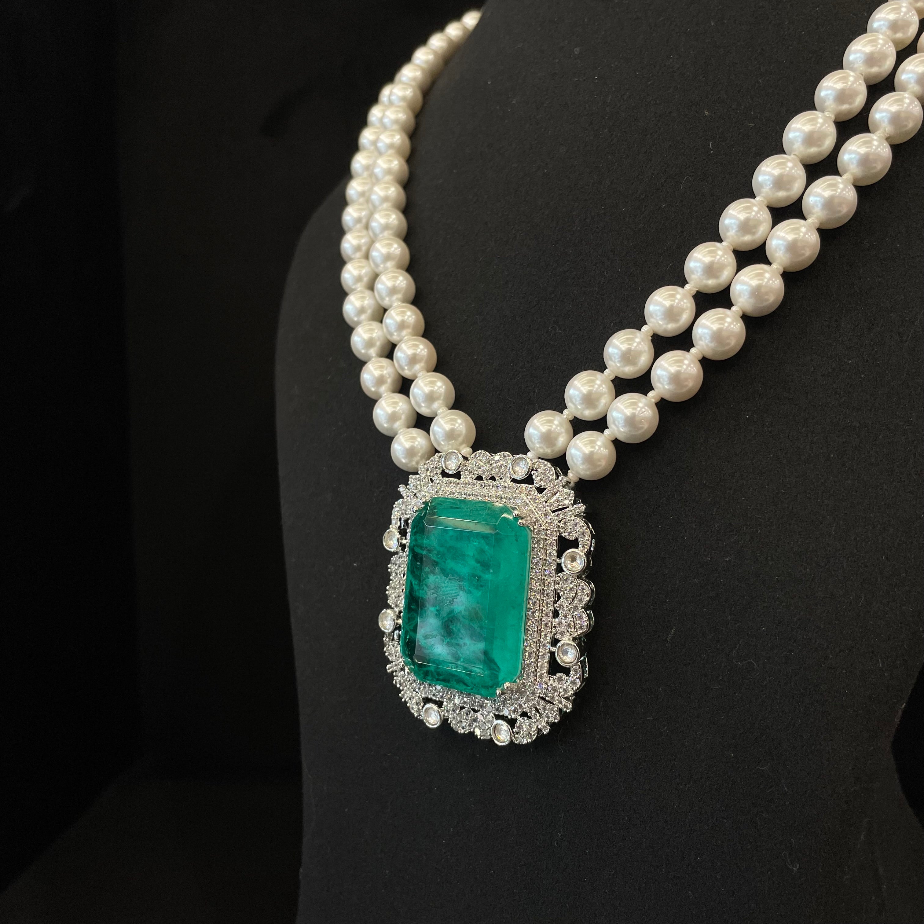 Tanya pearl neckpiece