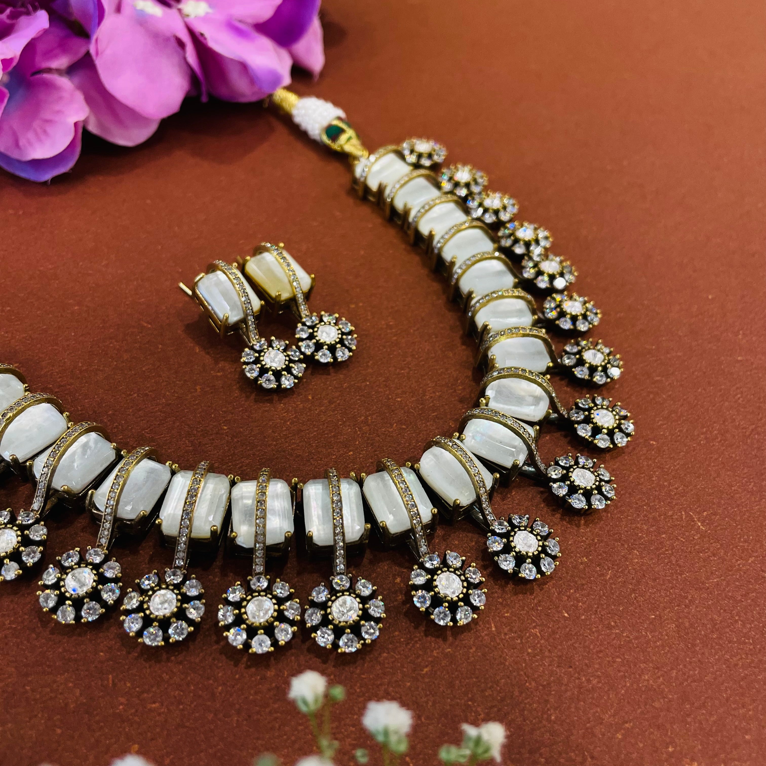 Nayaab Zarrin-Panna neckpiece